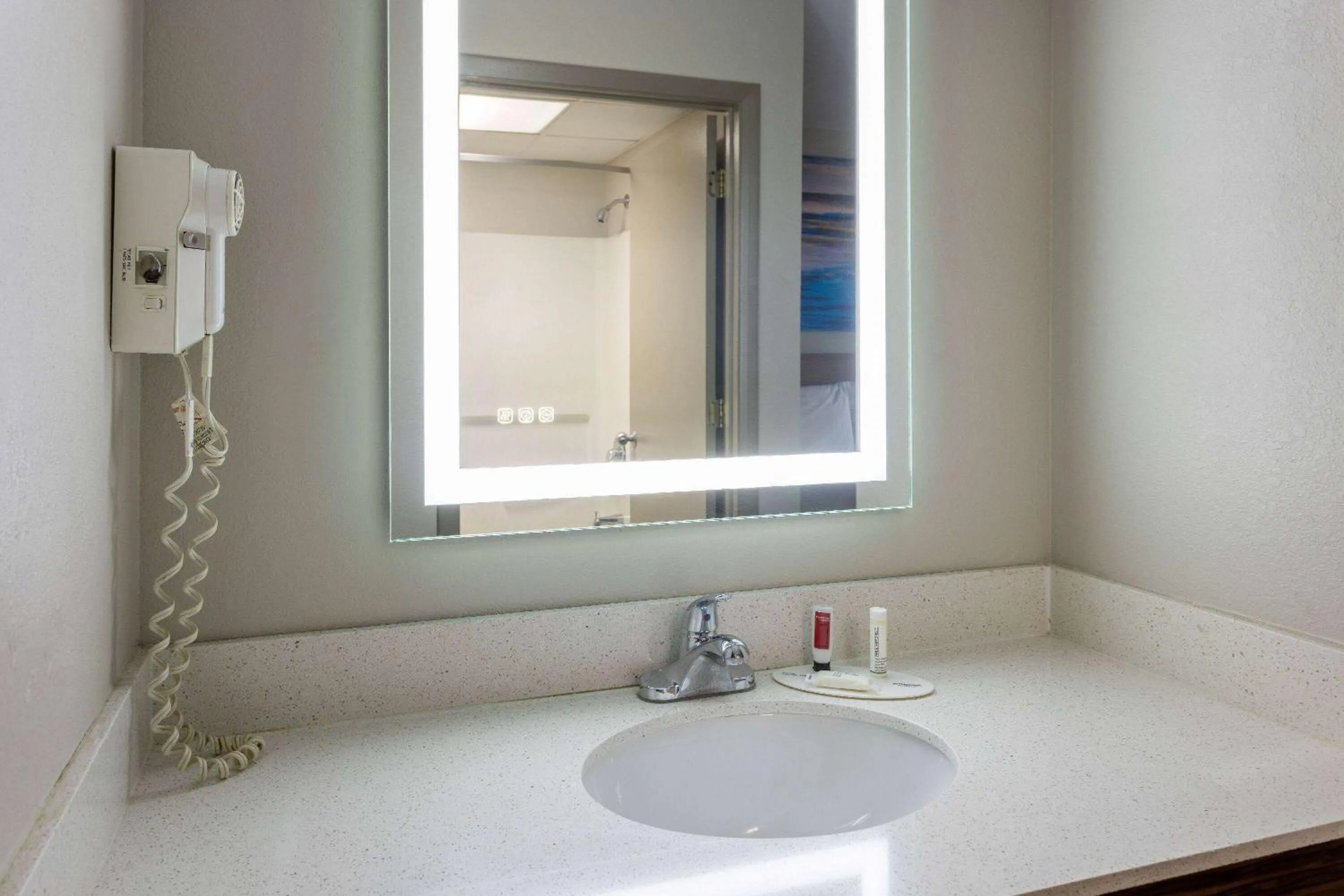 TV and multimedia in Days Inn by Wyndham Louisburg