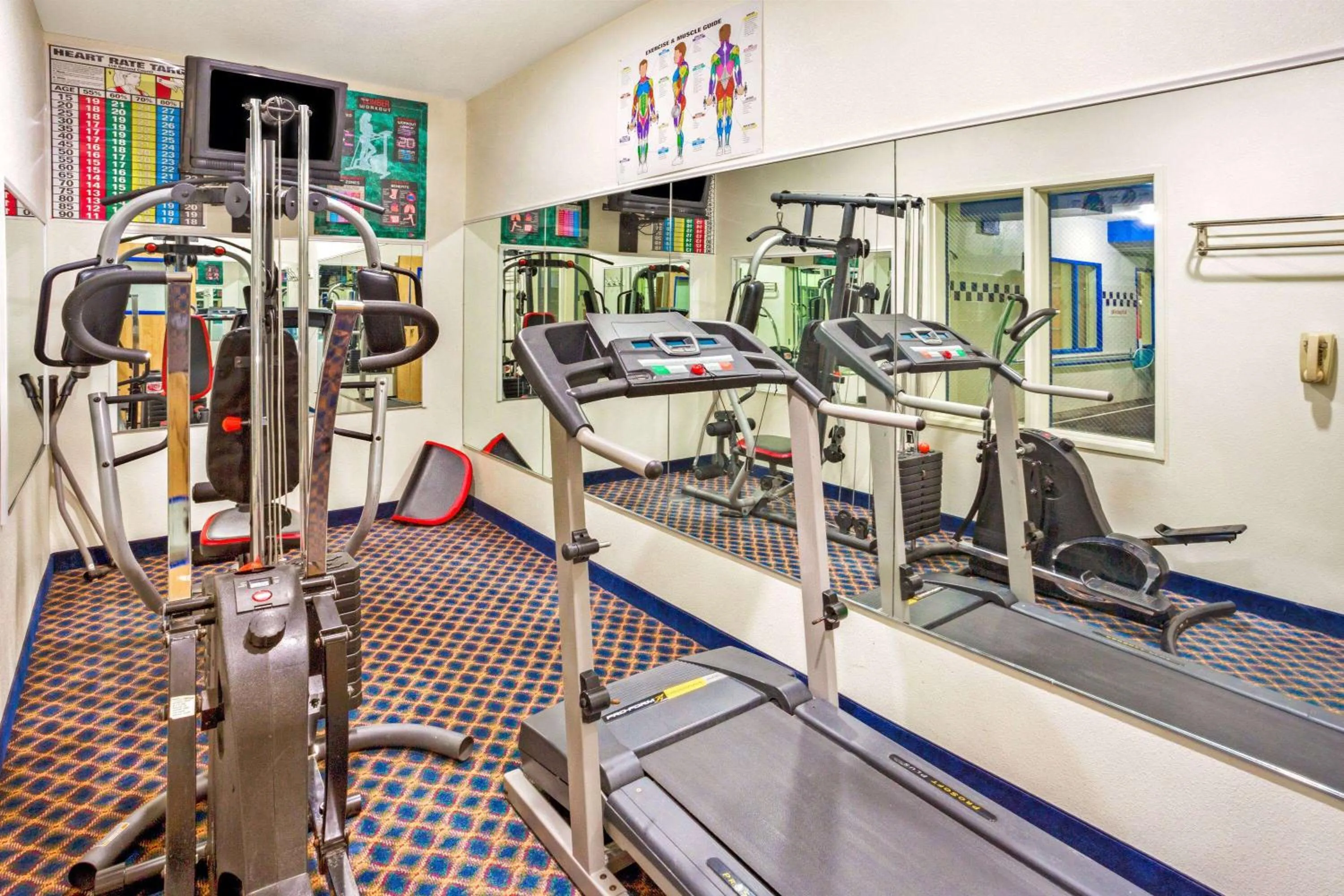 Fitness centre/facilities in Days Inn & Suites by Wyndham Gresham