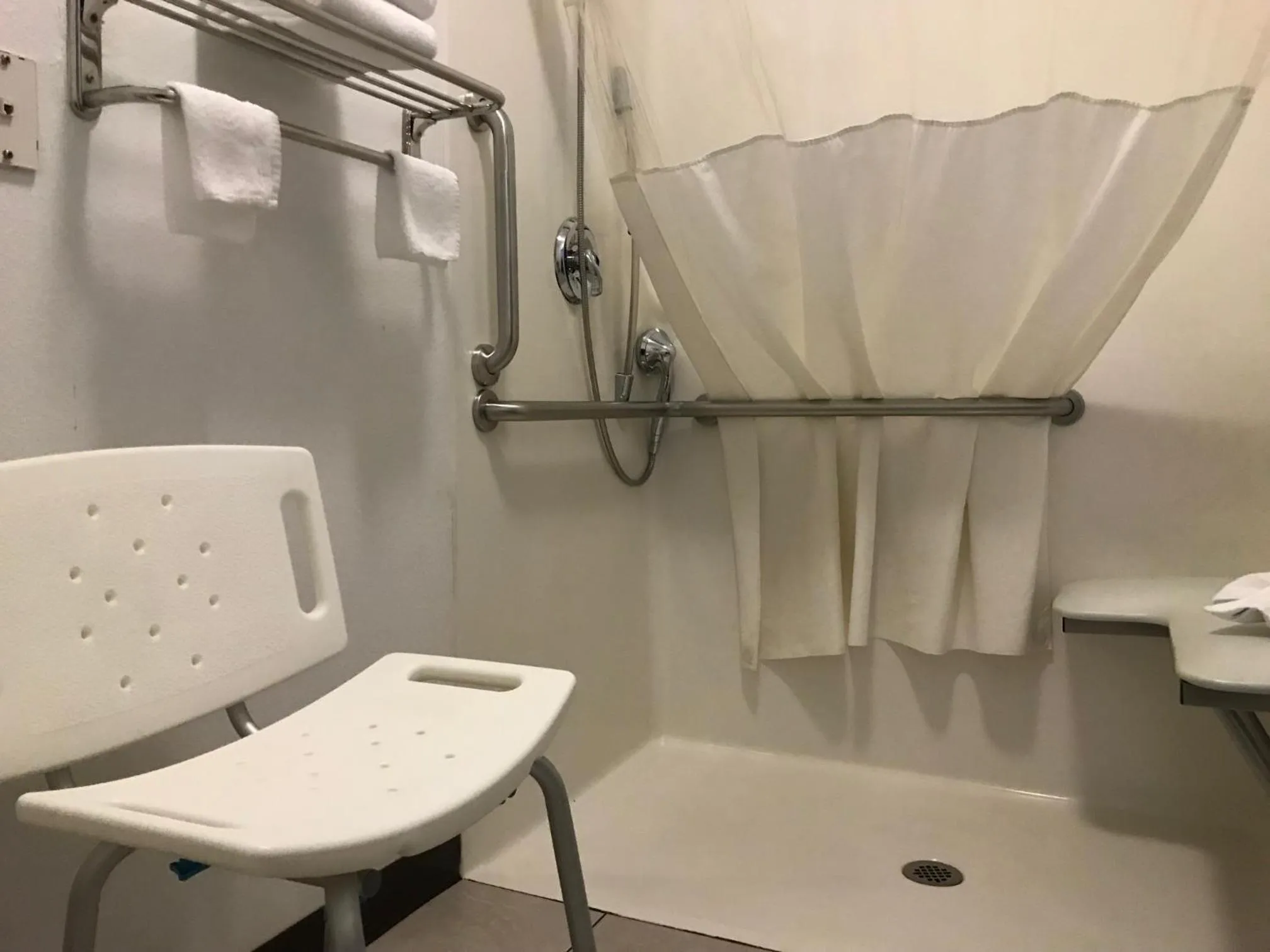 Days Inn & Suites by Wyndham Gresham