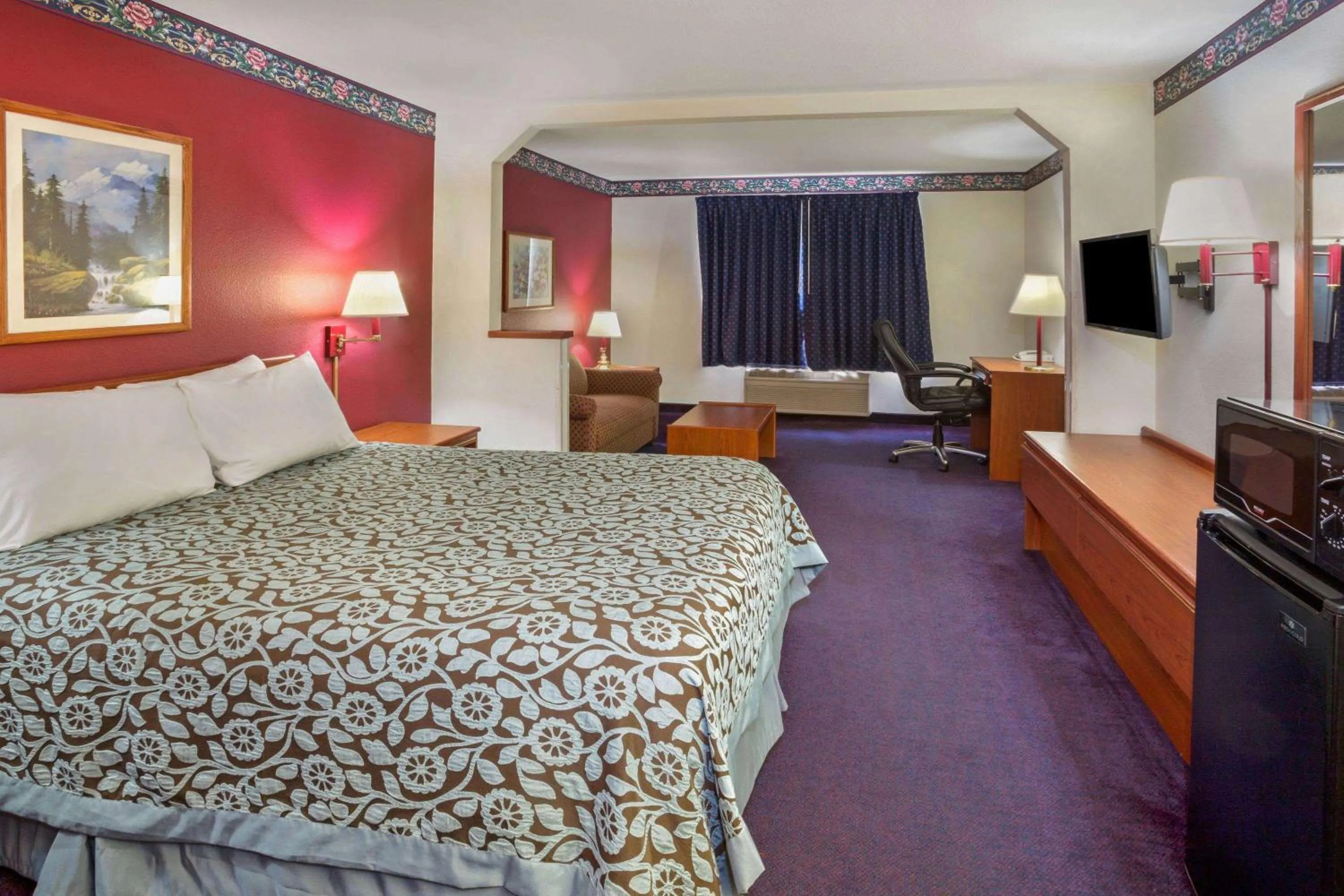 Photo of the whole room, Bed in Days Inn & Suites by Wyndham Gresham