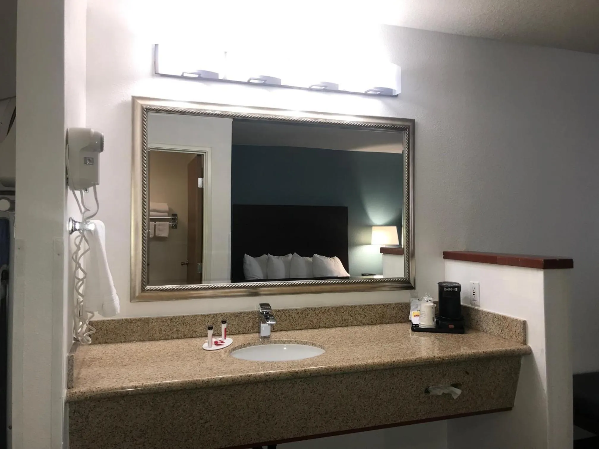 Bed in Days Inn & Suites by Wyndham Gresham