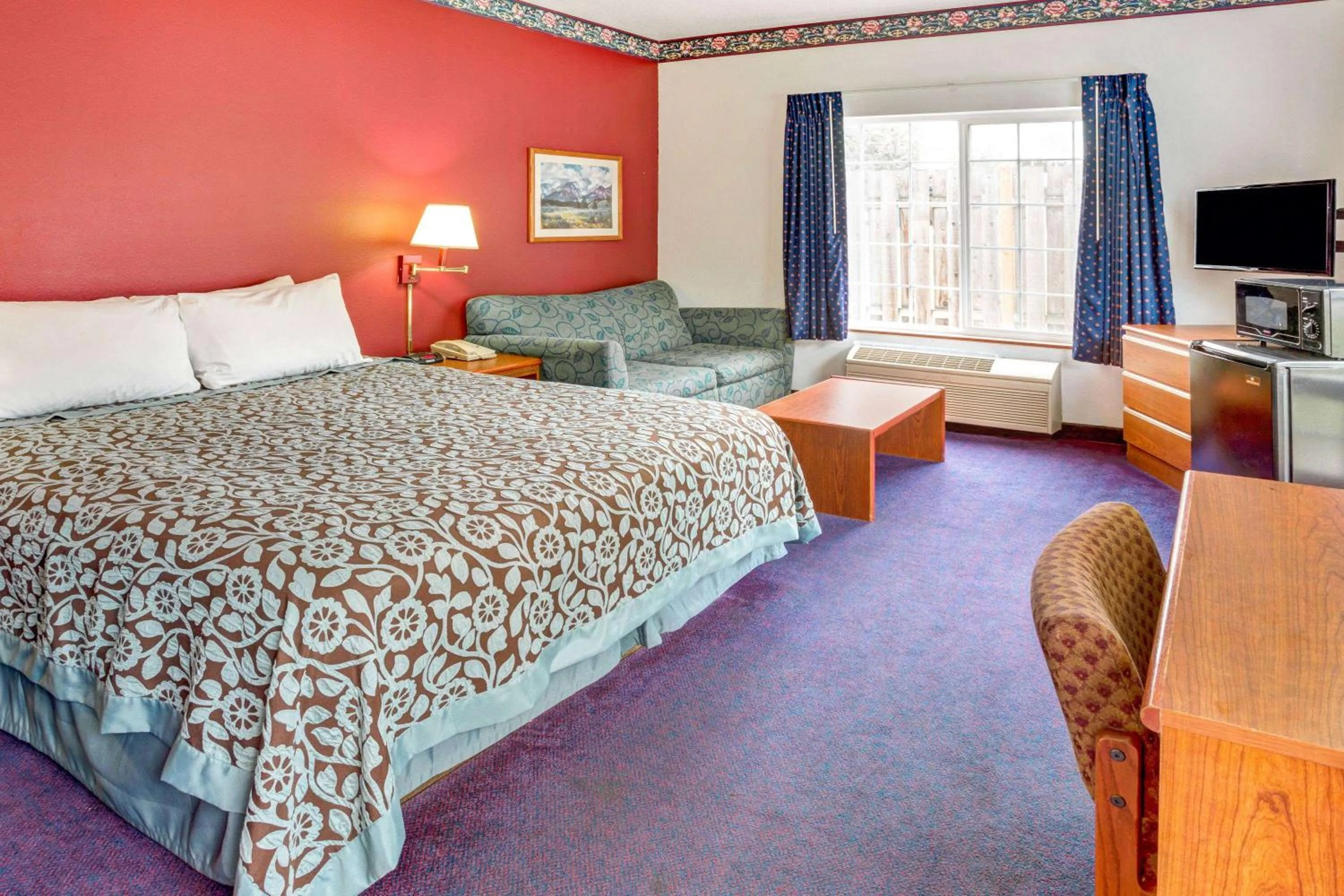 Photo of the whole room, Bed in Days Inn & Suites by Wyndham Gresham