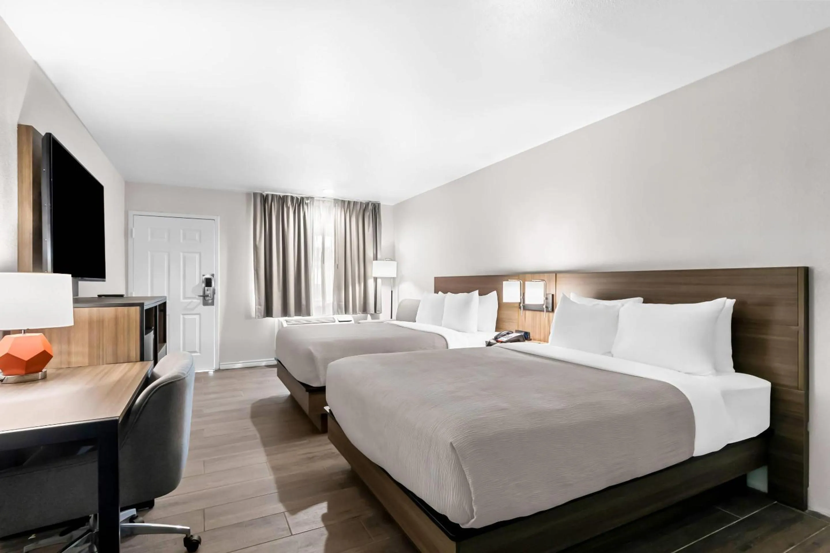 Bedroom, Bed in Quality Inn & Suites Port Lavaca near Lighthouse Beach