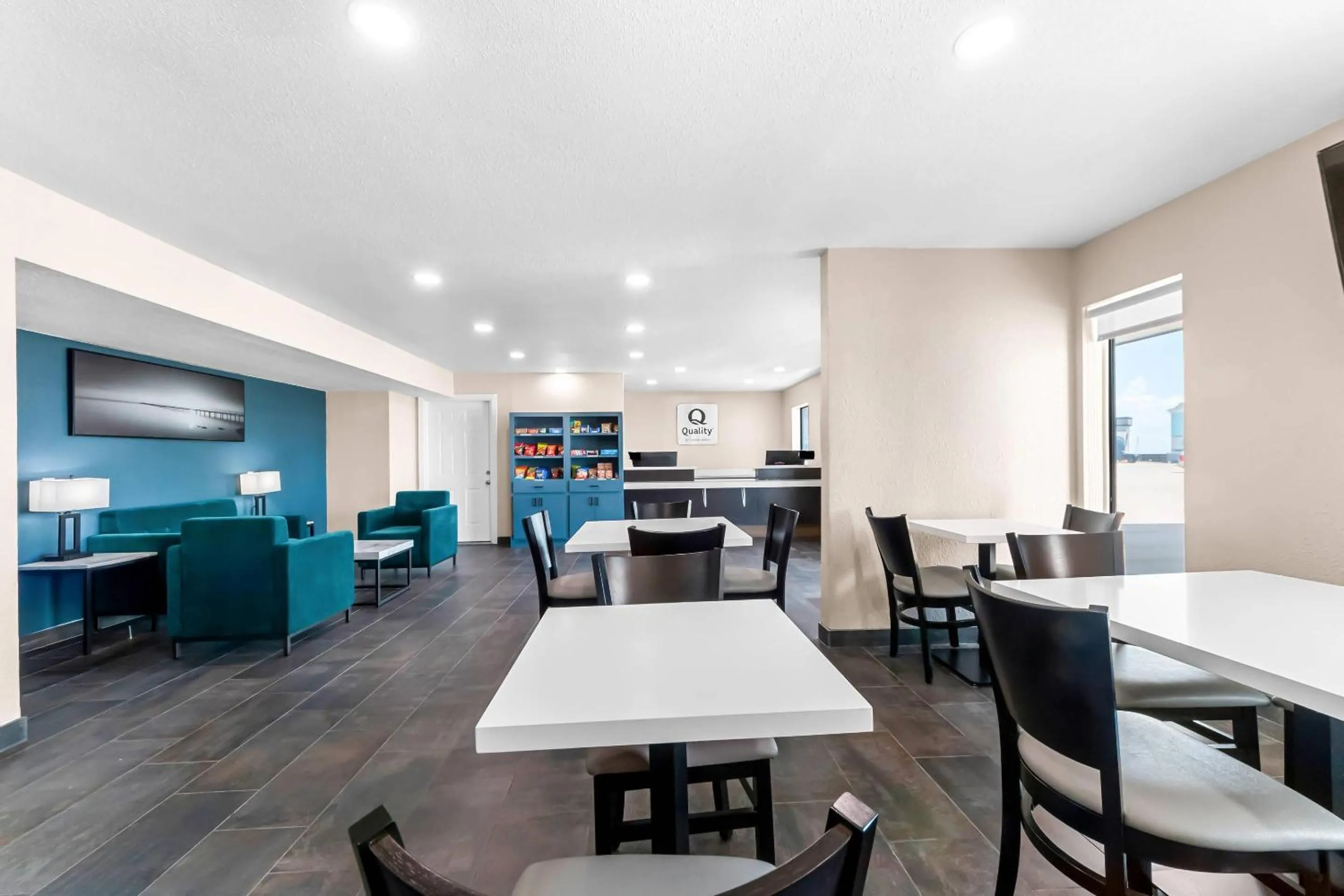 Breakfast in Quality Inn & Suites Port Lavaca near Lighthouse Beach