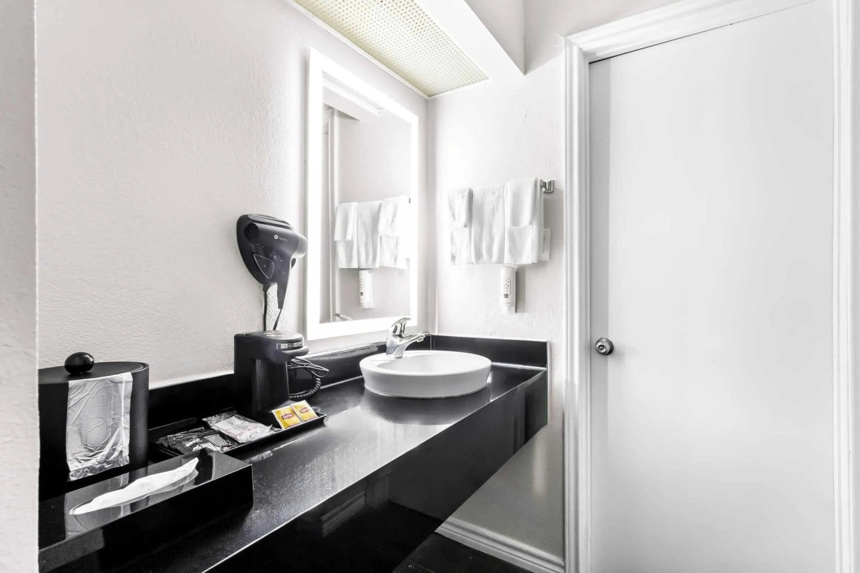 Bedroom in Quality Inn & Suites Port Lavaca near Lighthouse Beach