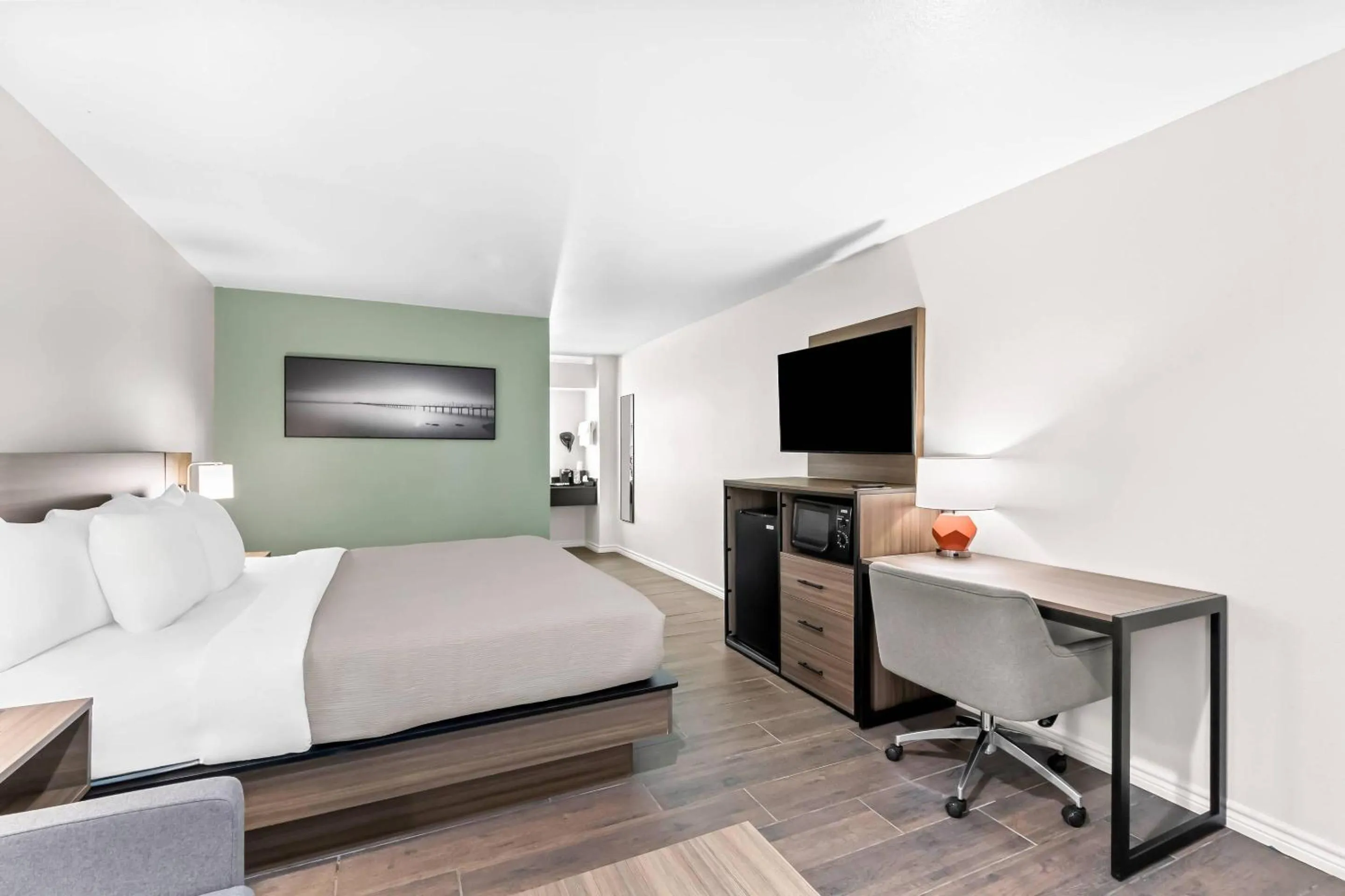 Bedroom, Bed in Quality Inn & Suites Port Lavaca near Lighthouse Beach