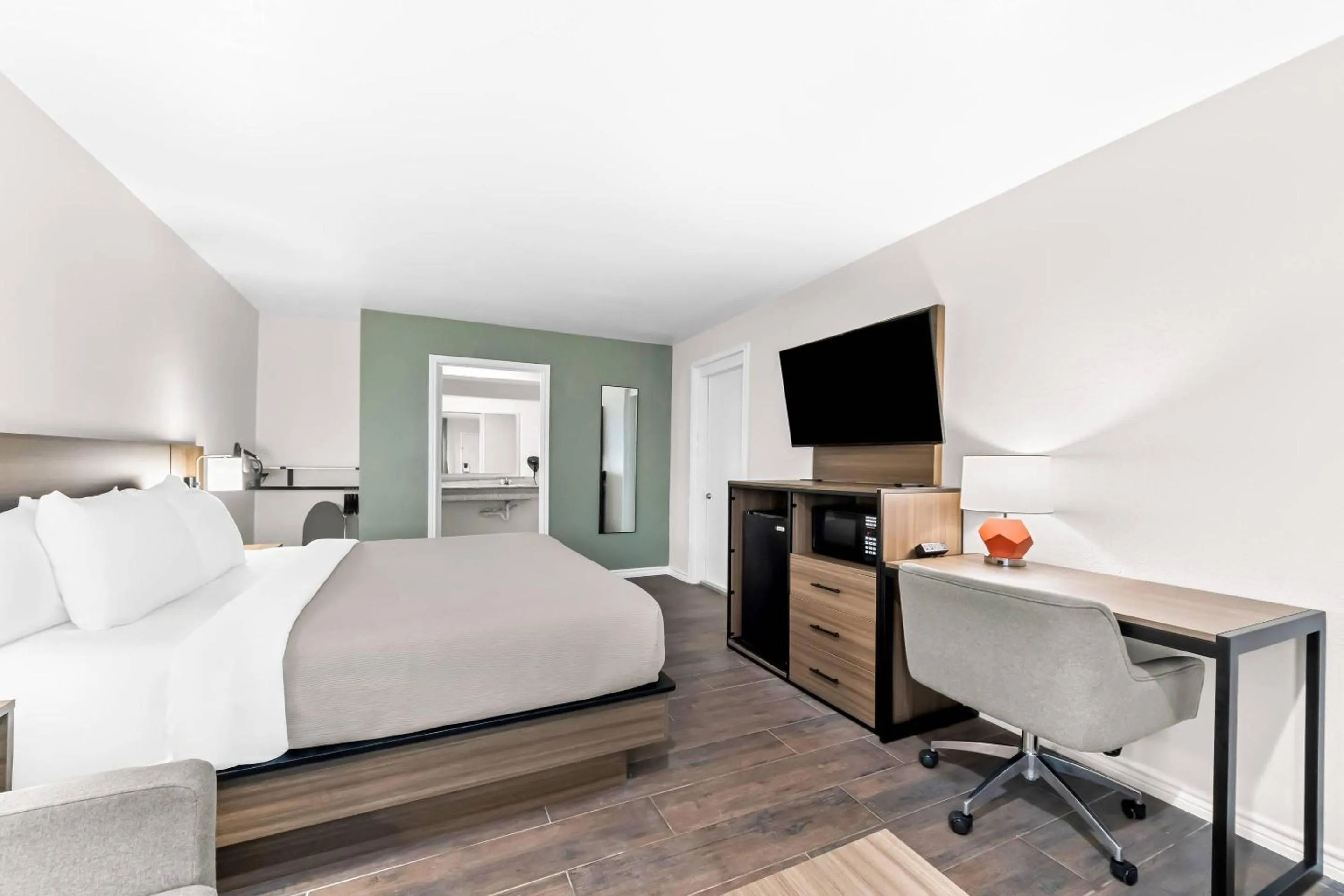 Bedroom, Bed in Quality Inn & Suites Port Lavaca near Lighthouse Beach