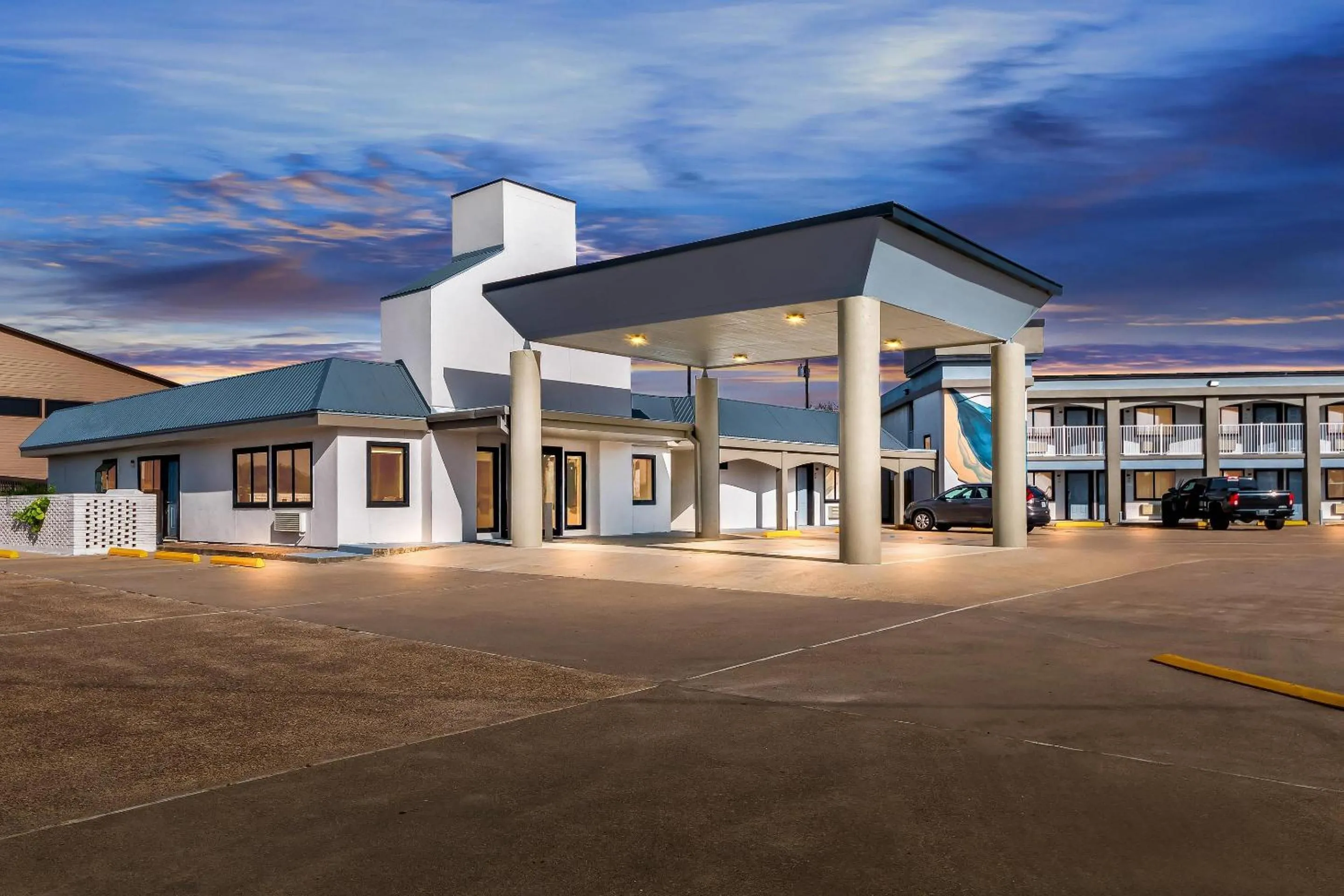 Property building in Quality Inn & Suites Port Lavaca near Lighthouse Beach