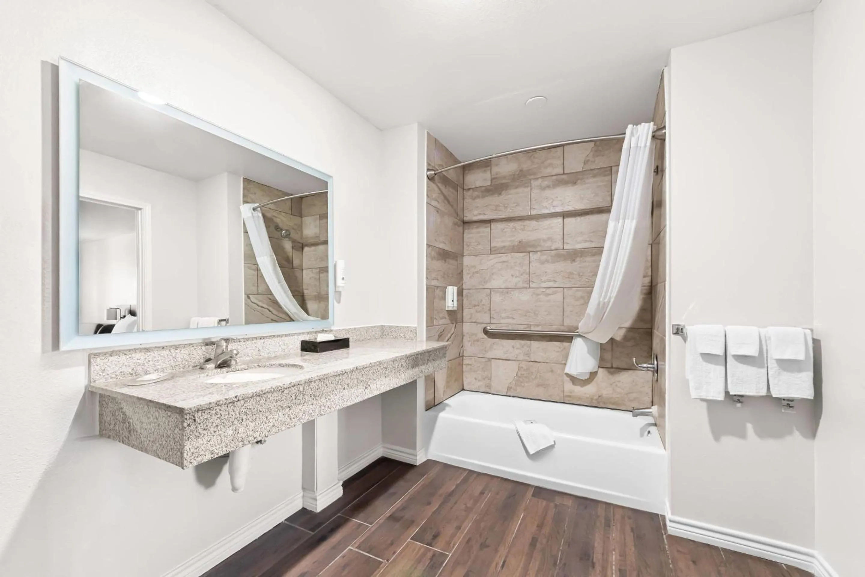 Bedroom in Quality Inn & Suites Port Lavaca near Lighthouse Beach