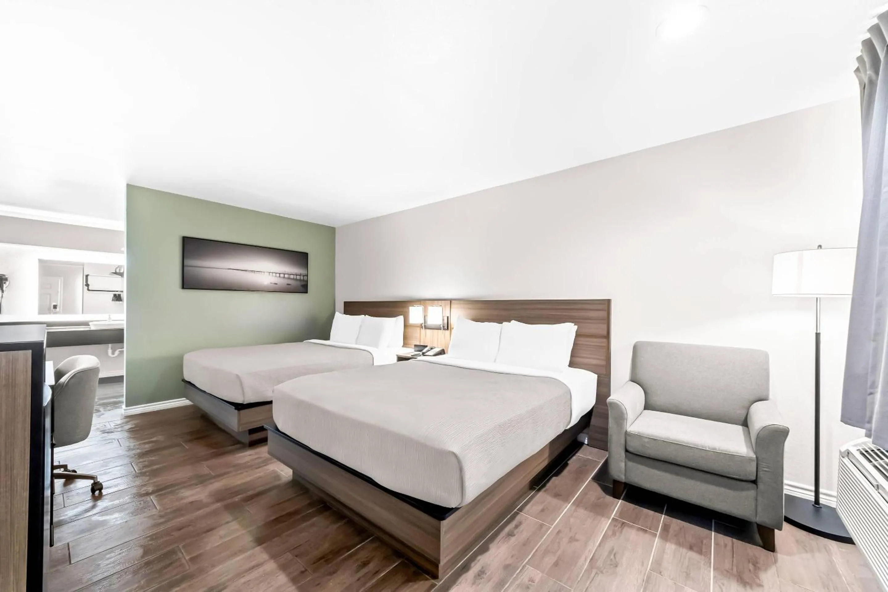 Bedroom, Bed in Quality Inn & Suites Port Lavaca near Lighthouse Beach