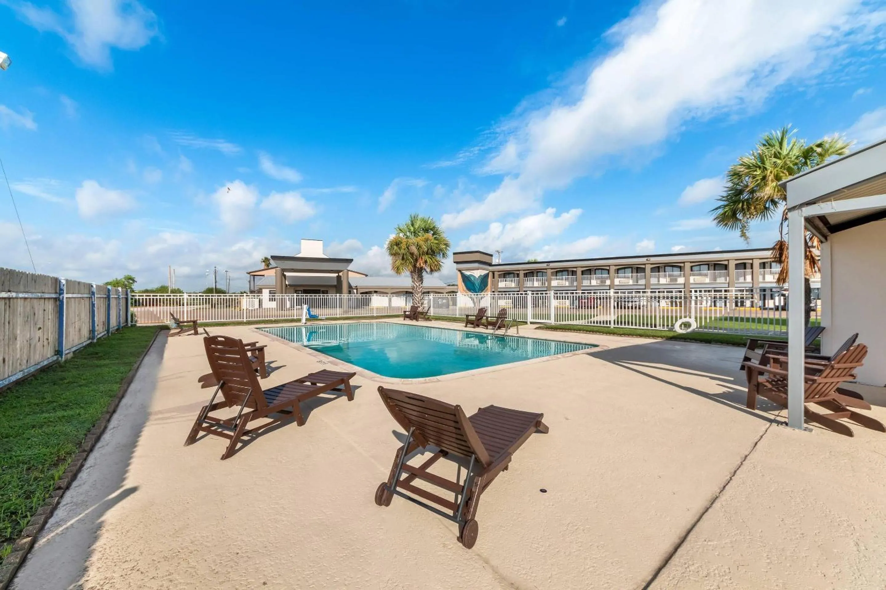 Swimming pool in Quality Inn & Suites Port Lavaca near Lighthouse Beach