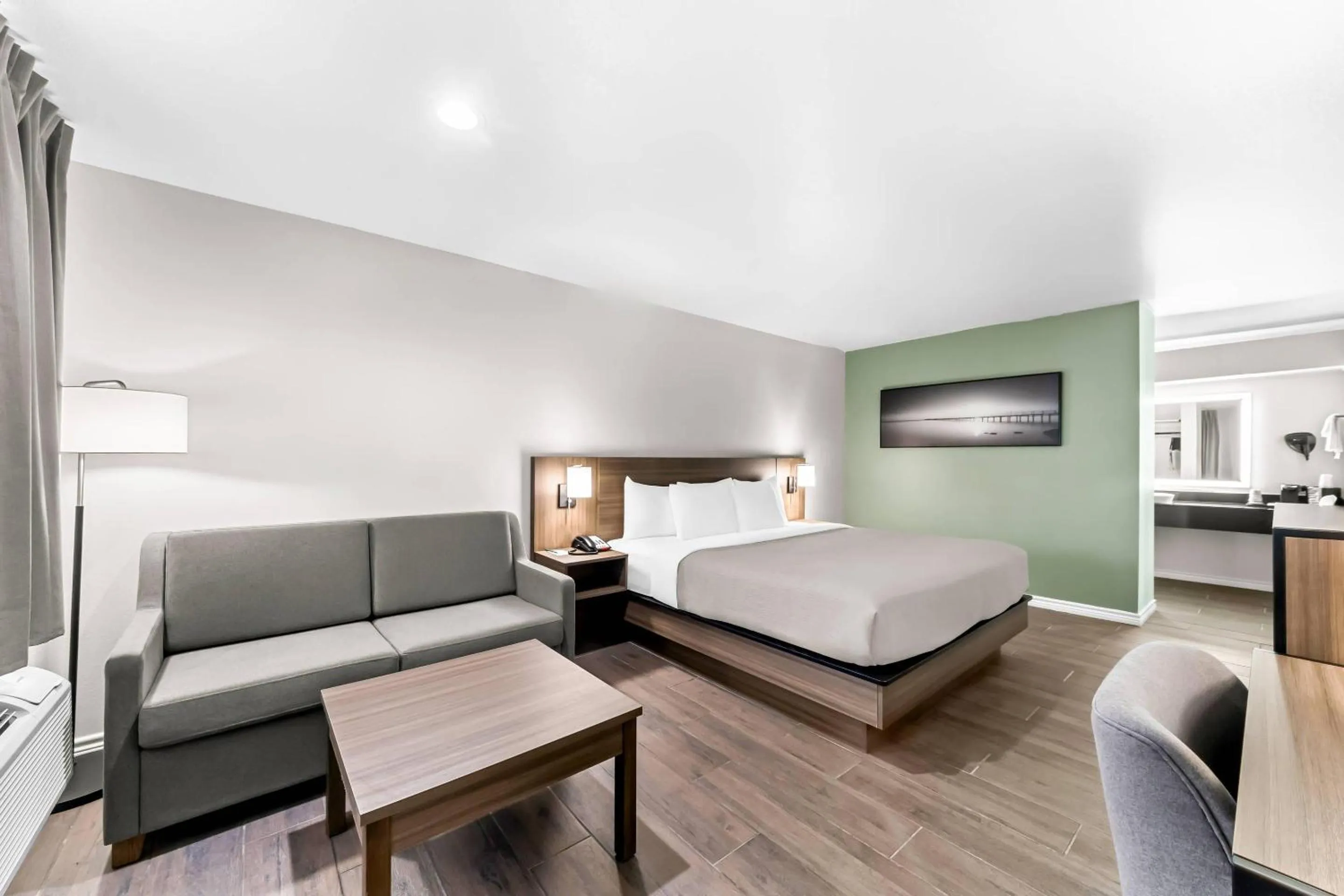 Bedroom, Bed in Quality Inn & Suites Port Lavaca near Lighthouse Beach