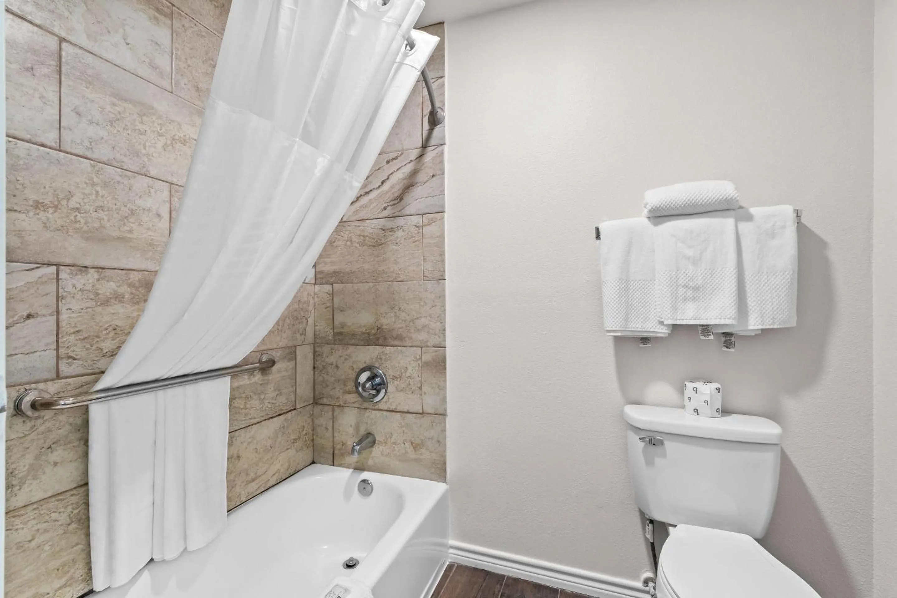 Bedroom in Quality Inn & Suites Port Lavaca near Lighthouse Beach