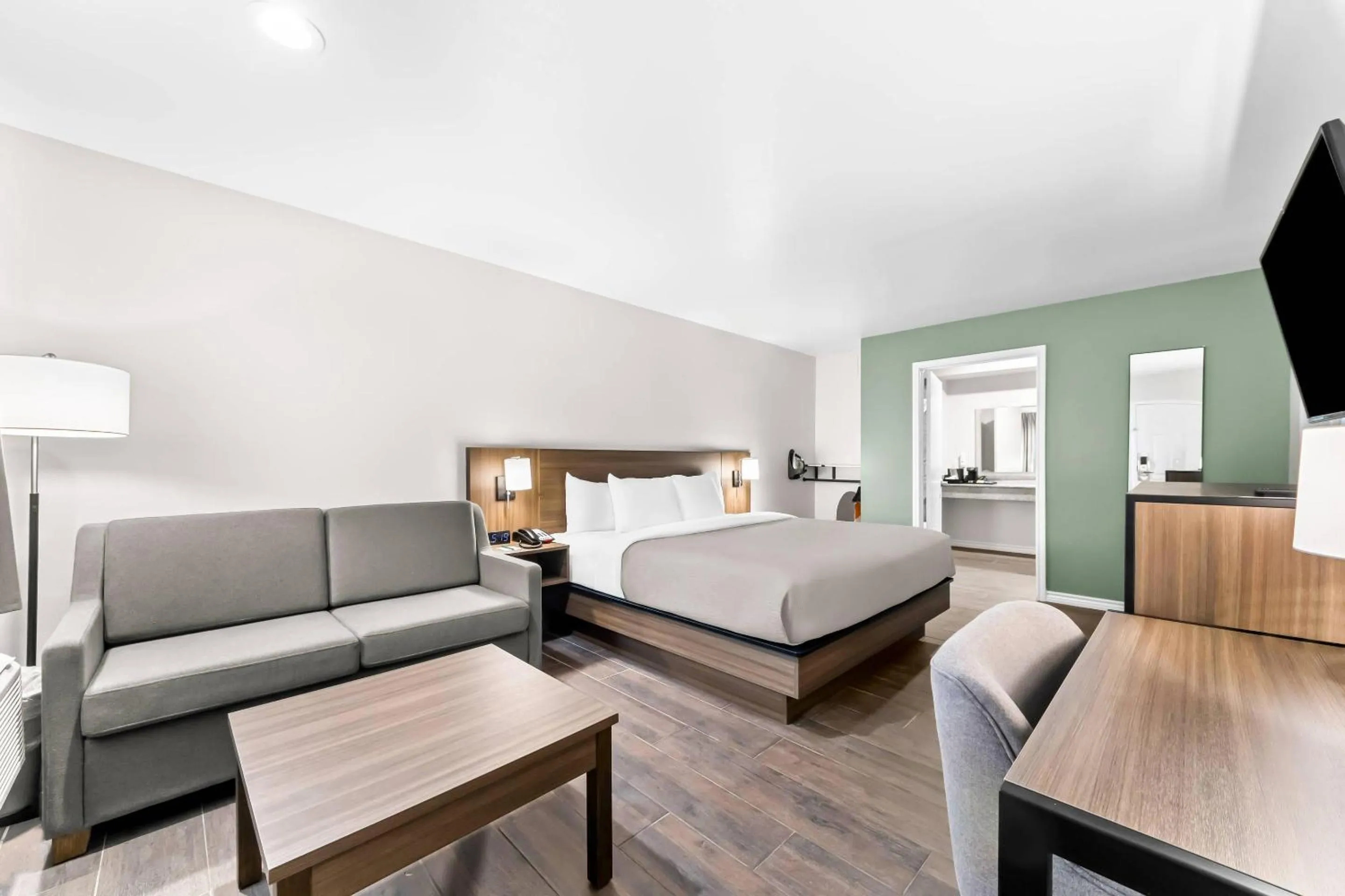 Bedroom, Bed in Quality Inn & Suites Port Lavaca near Lighthouse Beach