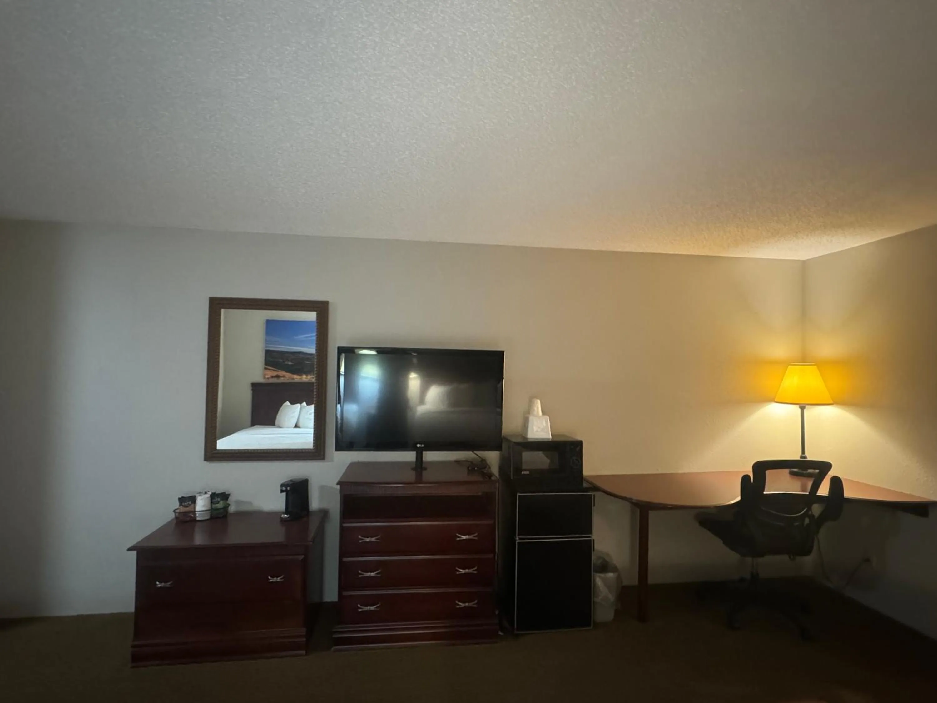 TV and multimedia in Days Inn by Wyndham Sturgis