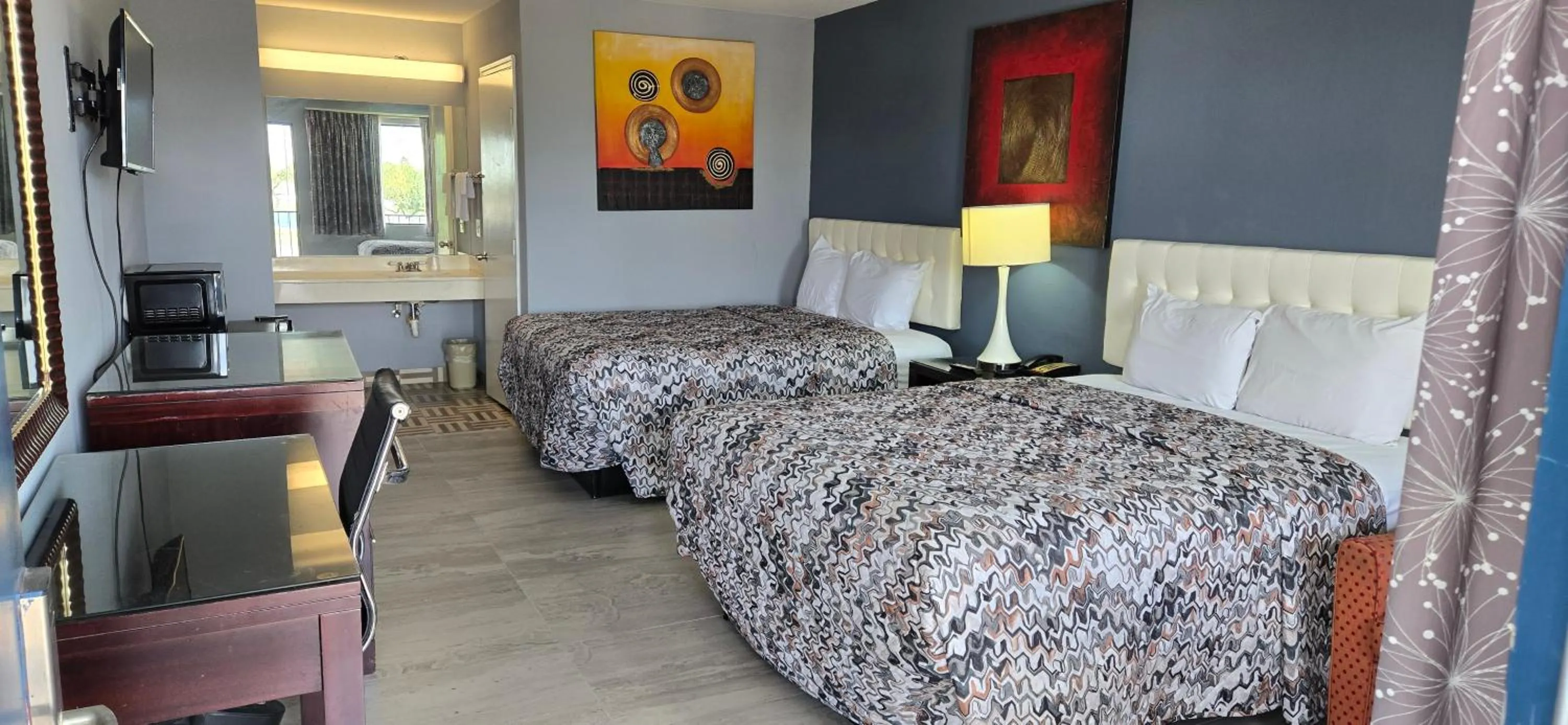 Bed in Deluxe Inn Airport