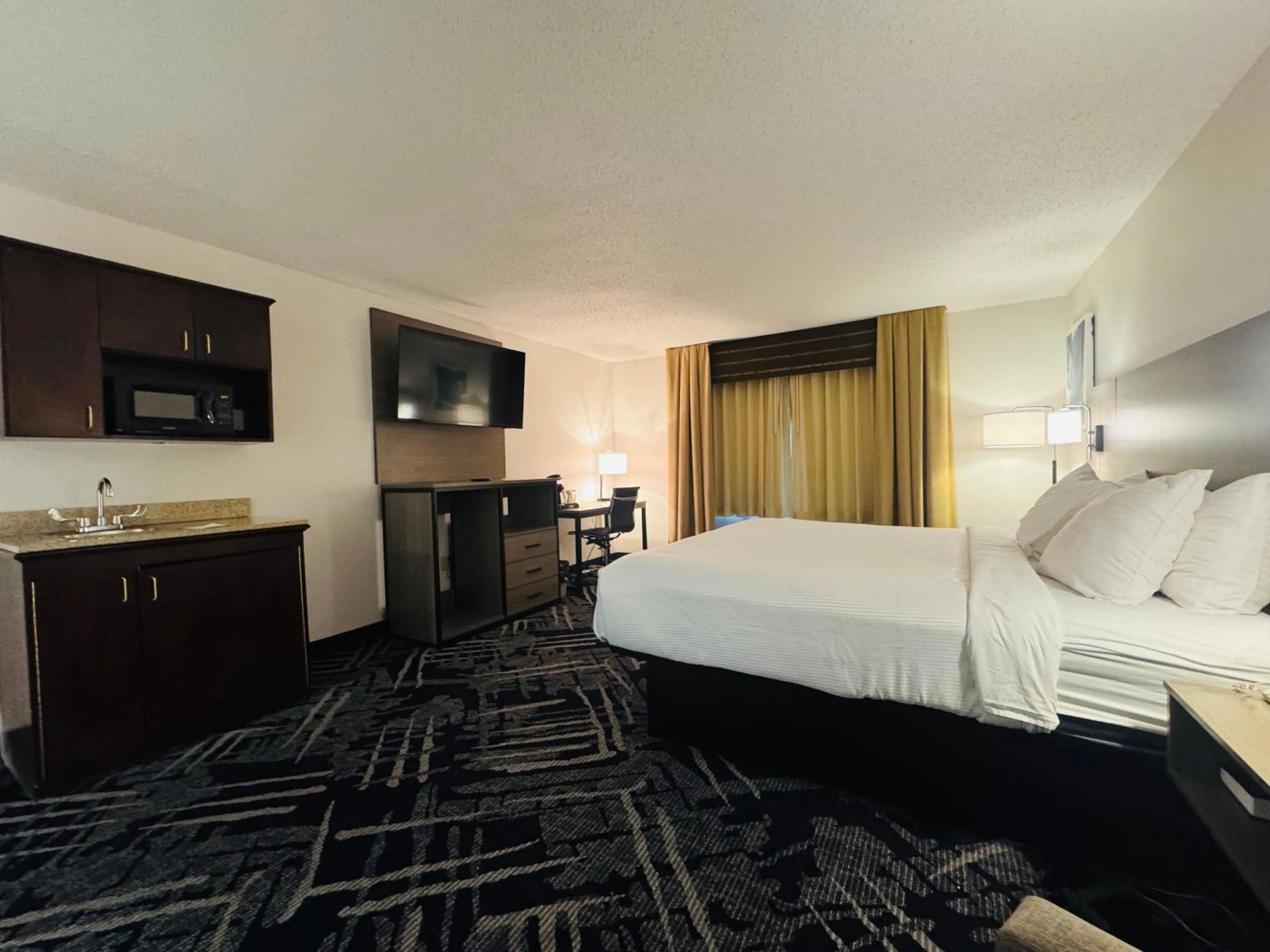 Bed in Best Western Sault Ste. Marie