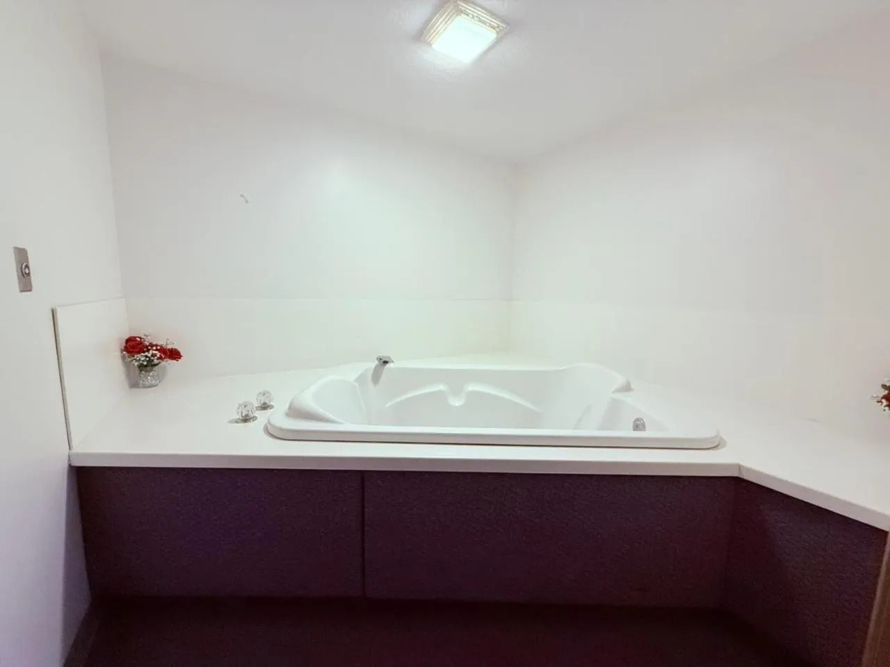 Hot Tub in Hotel O Castle Town Ida Grove Hwy 175