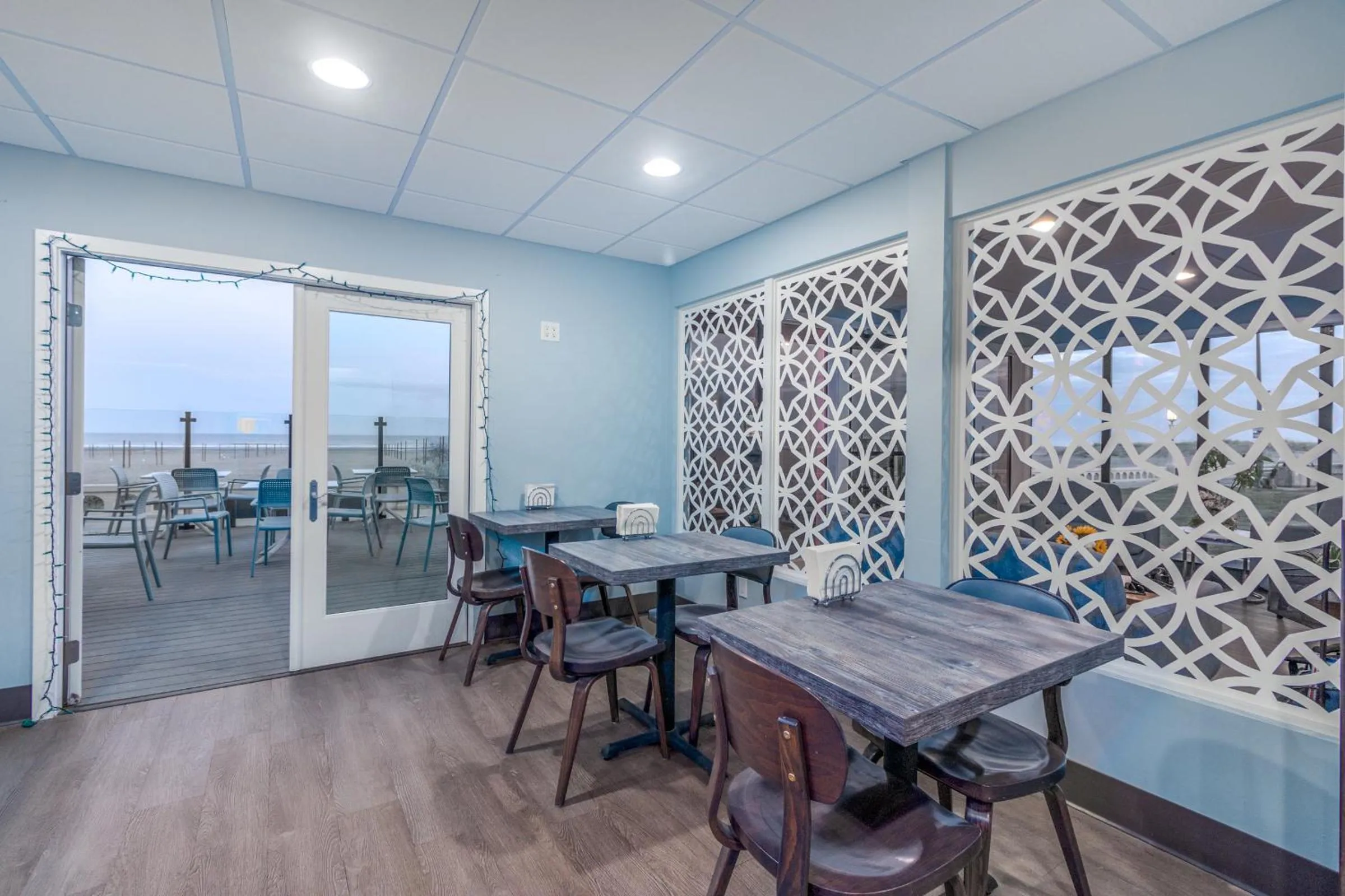 Dining area in Seashore Inn on the Beach Seaside