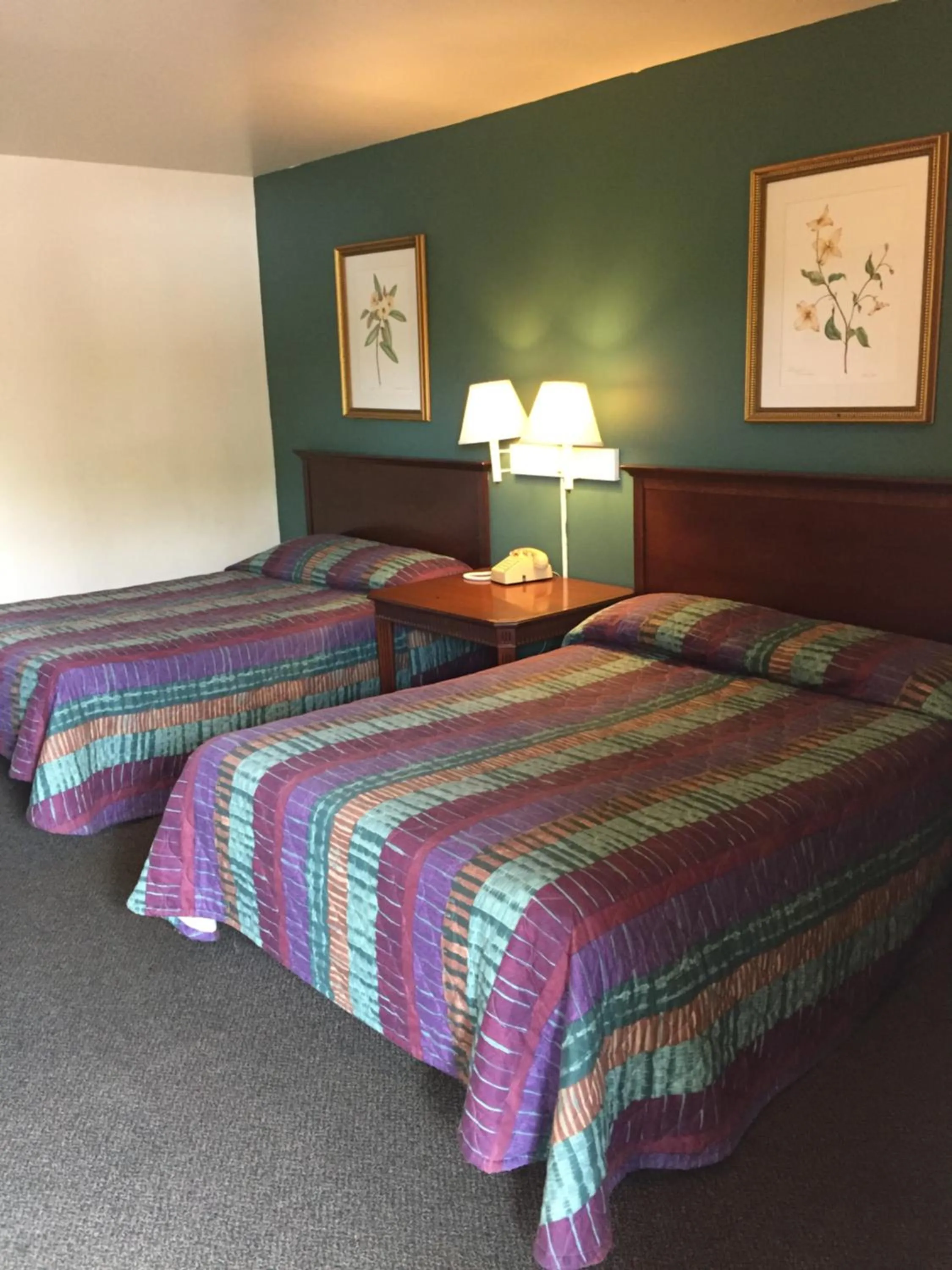 Bed in Hudson Plaza Motel Bayonne Jersey City