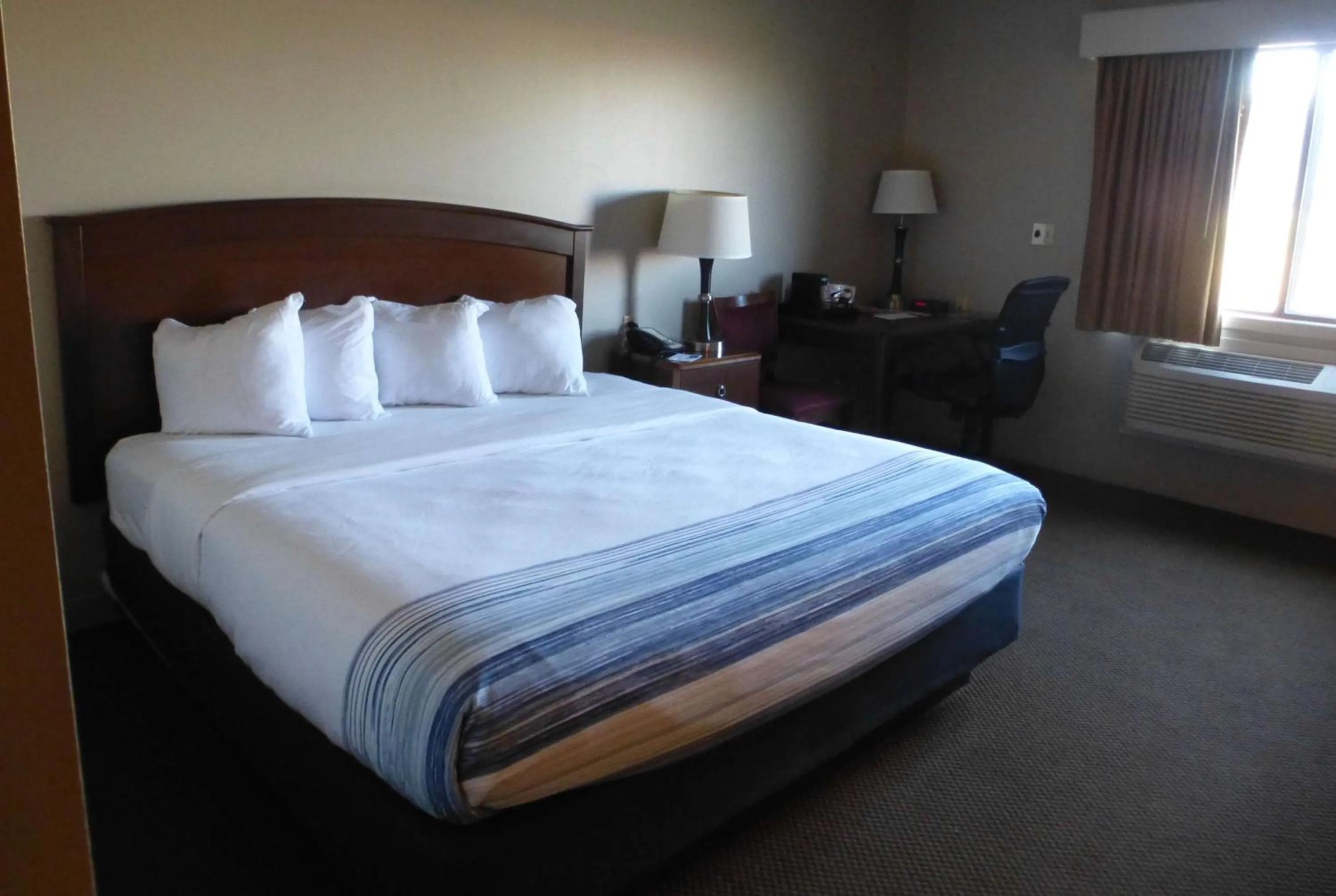 Photo of the whole room, Bed in AmericInn by Wyndham Mitchell