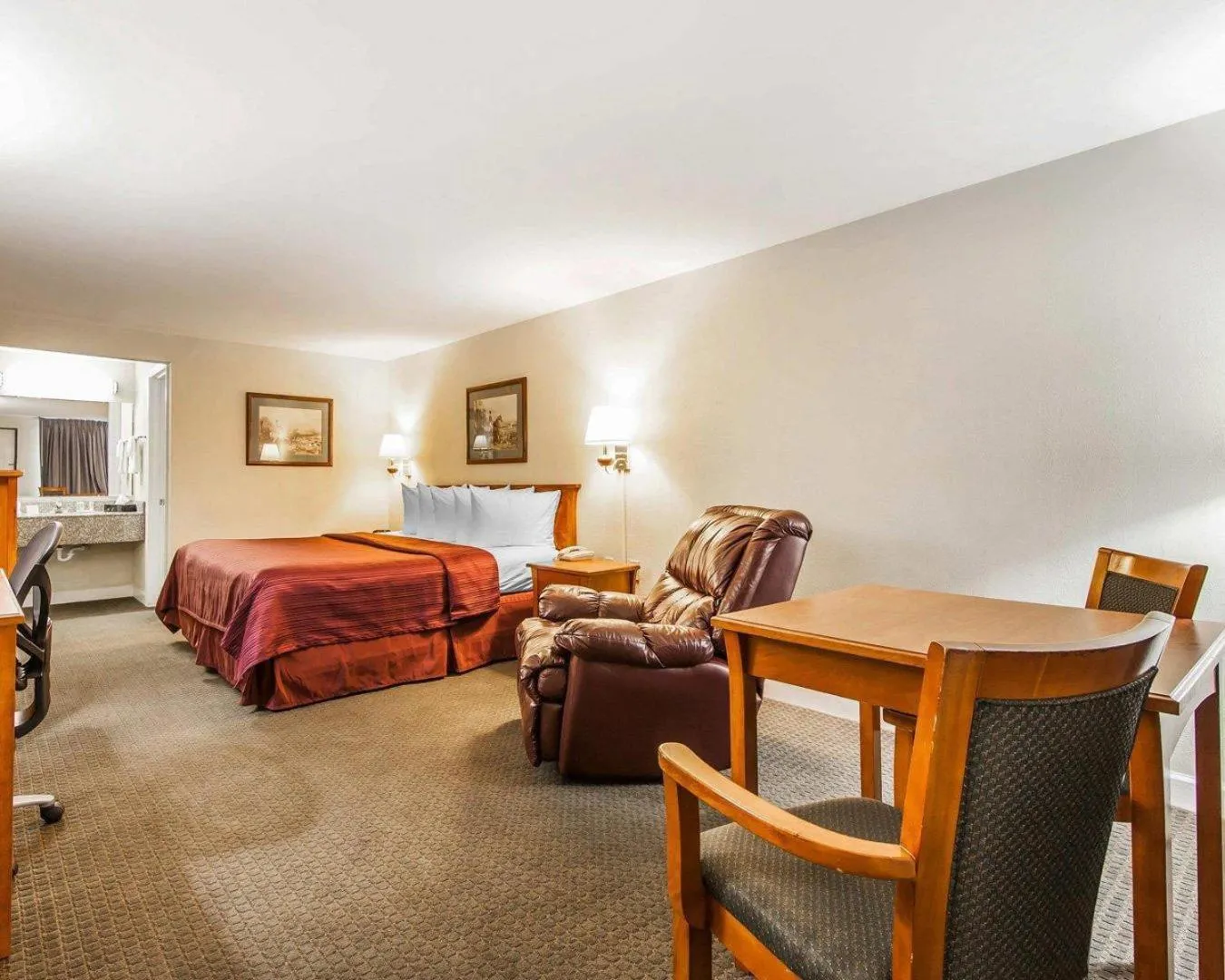 Bedroom, Bed in Quality Inn Maysville