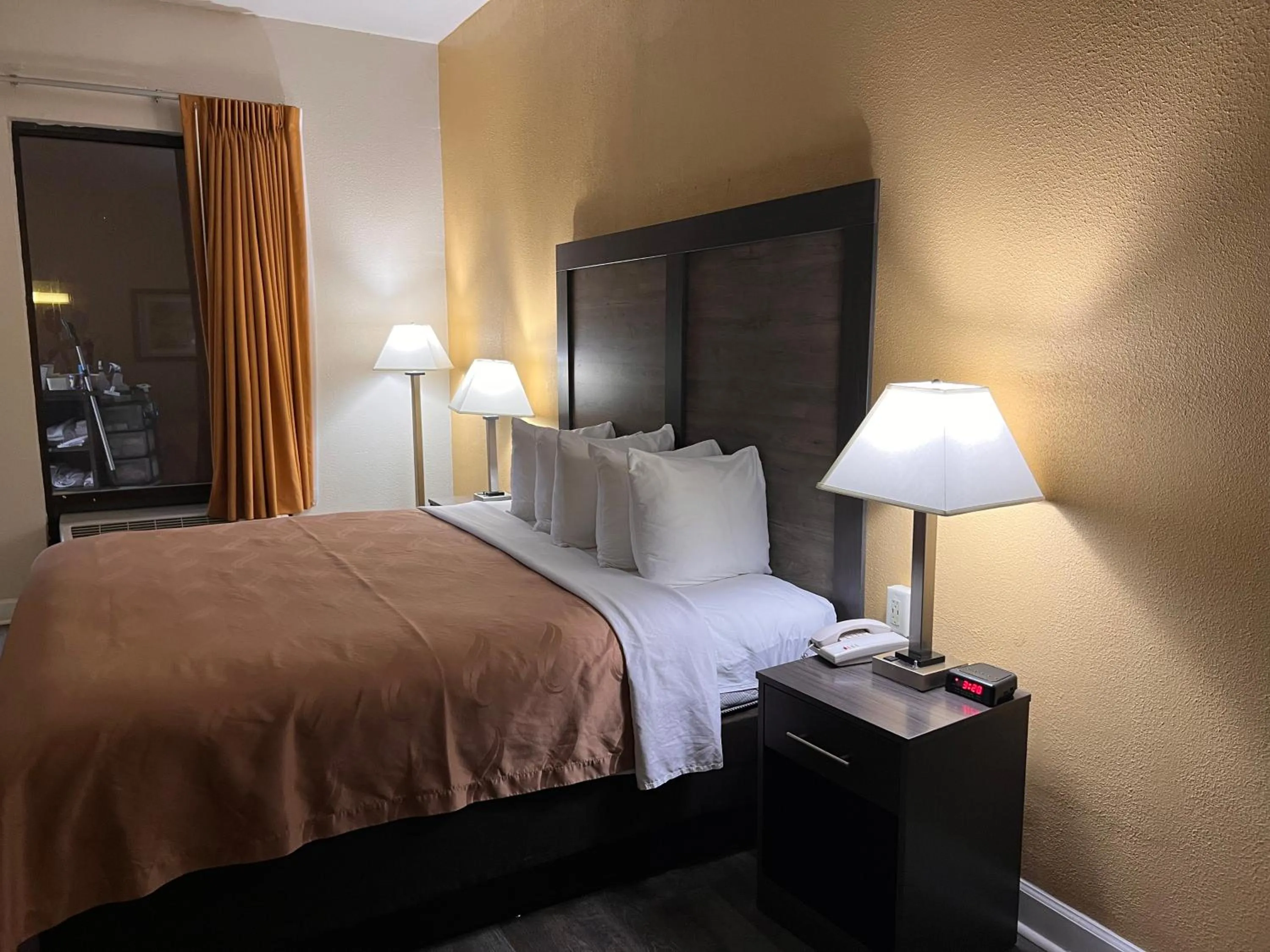 Bed in Quality Inn Maysville