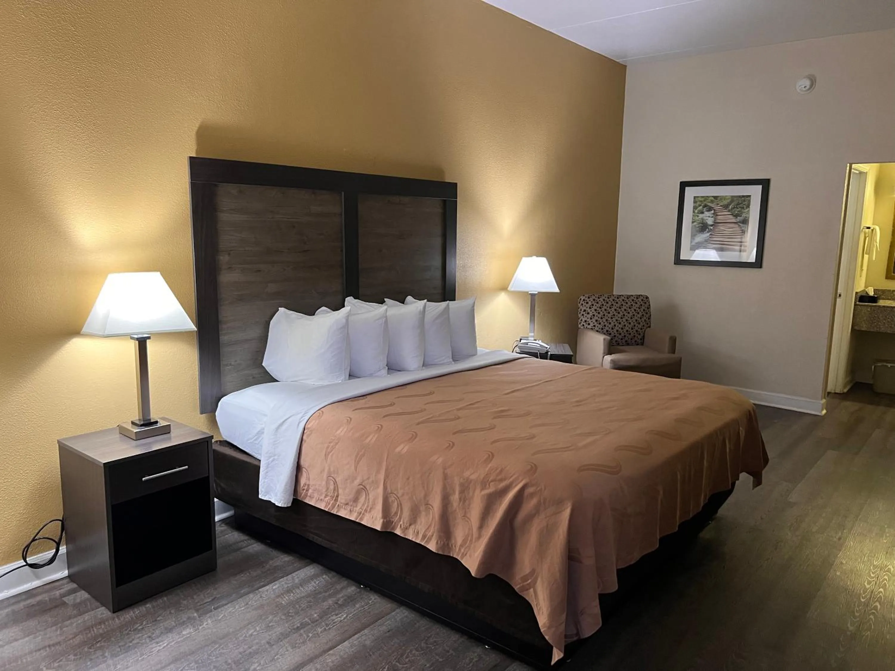 Bed in Quality Inn Maysville