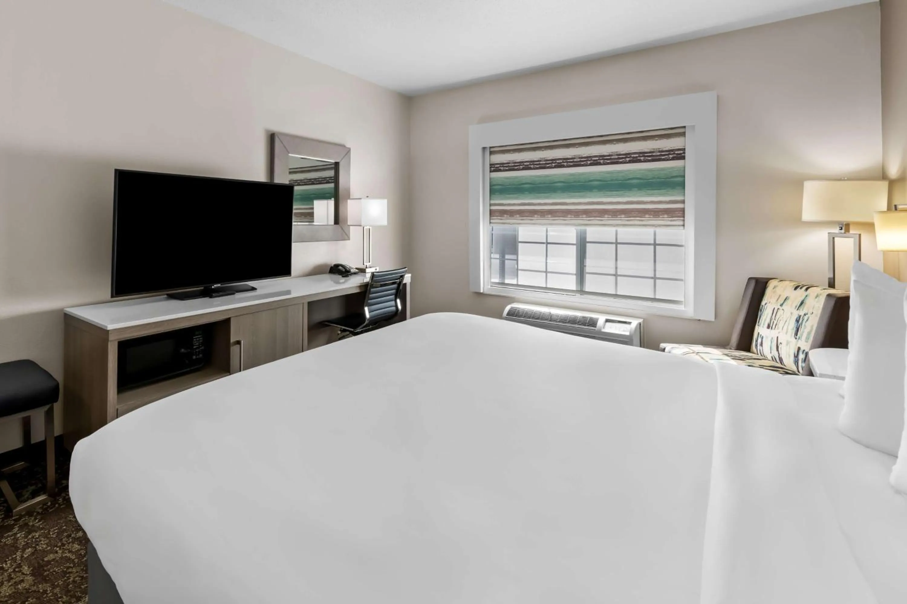 Bedroom, Bed in Best Western Worlds Of Fun