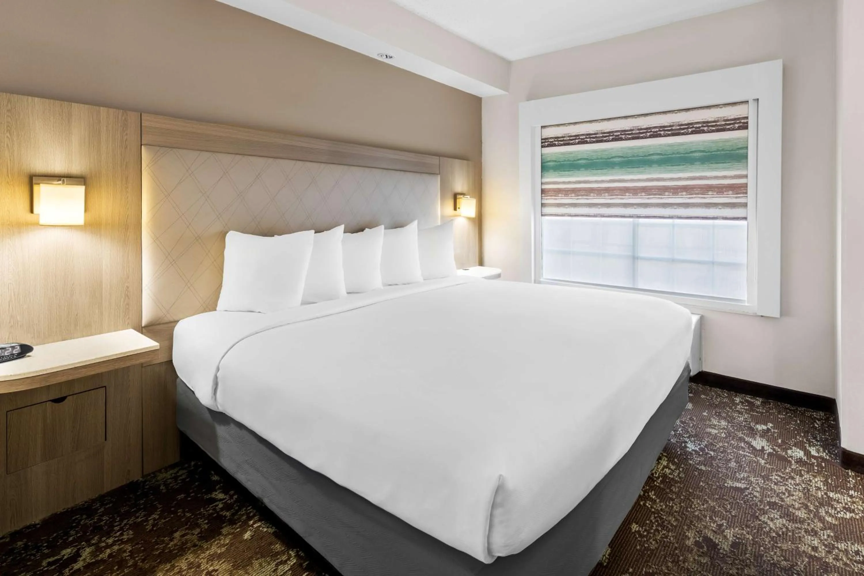 Bedroom, Bed in Best Western Worlds Of Fun