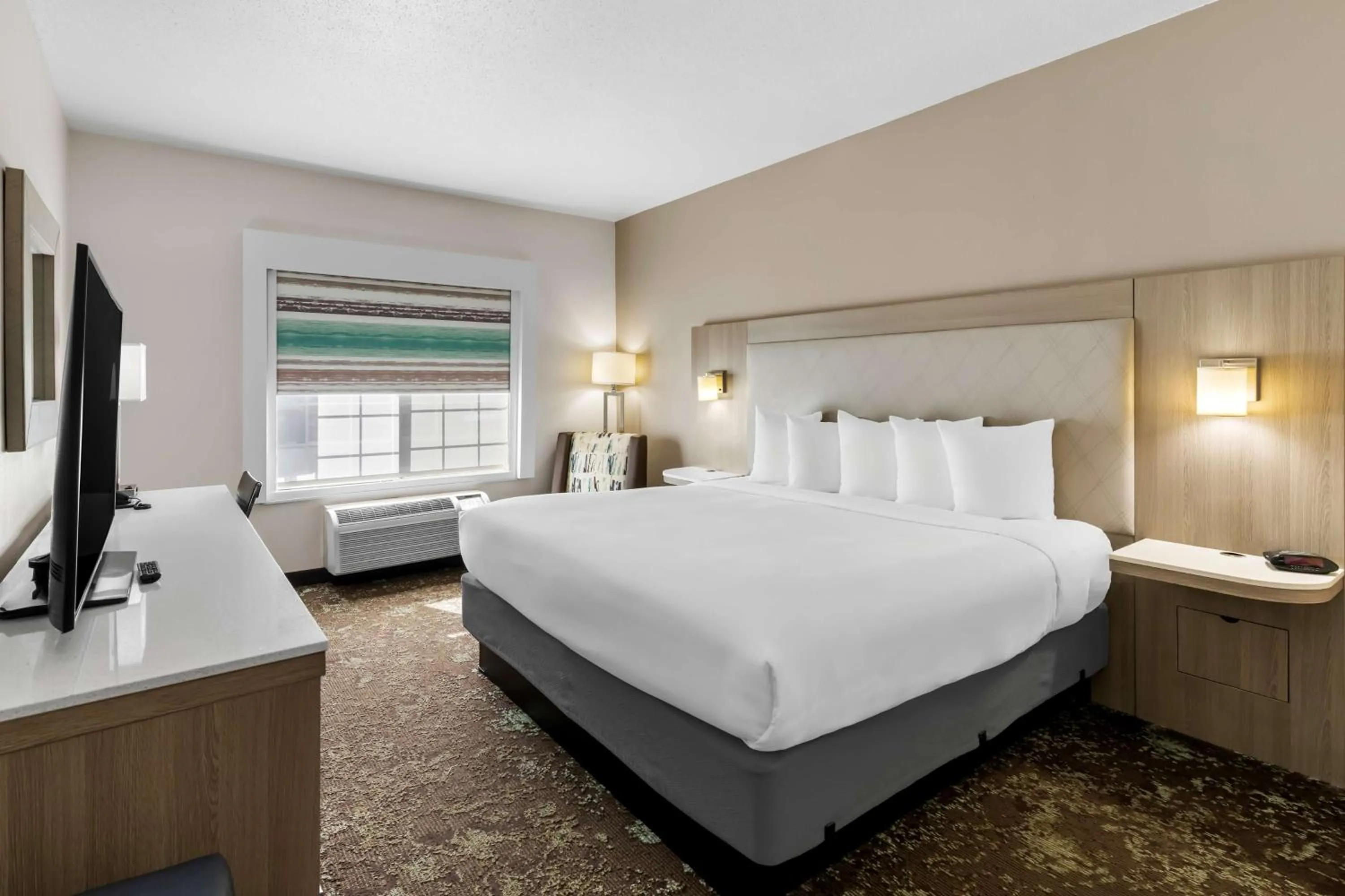 Bedroom, Bed in Best Western Worlds Of Fun