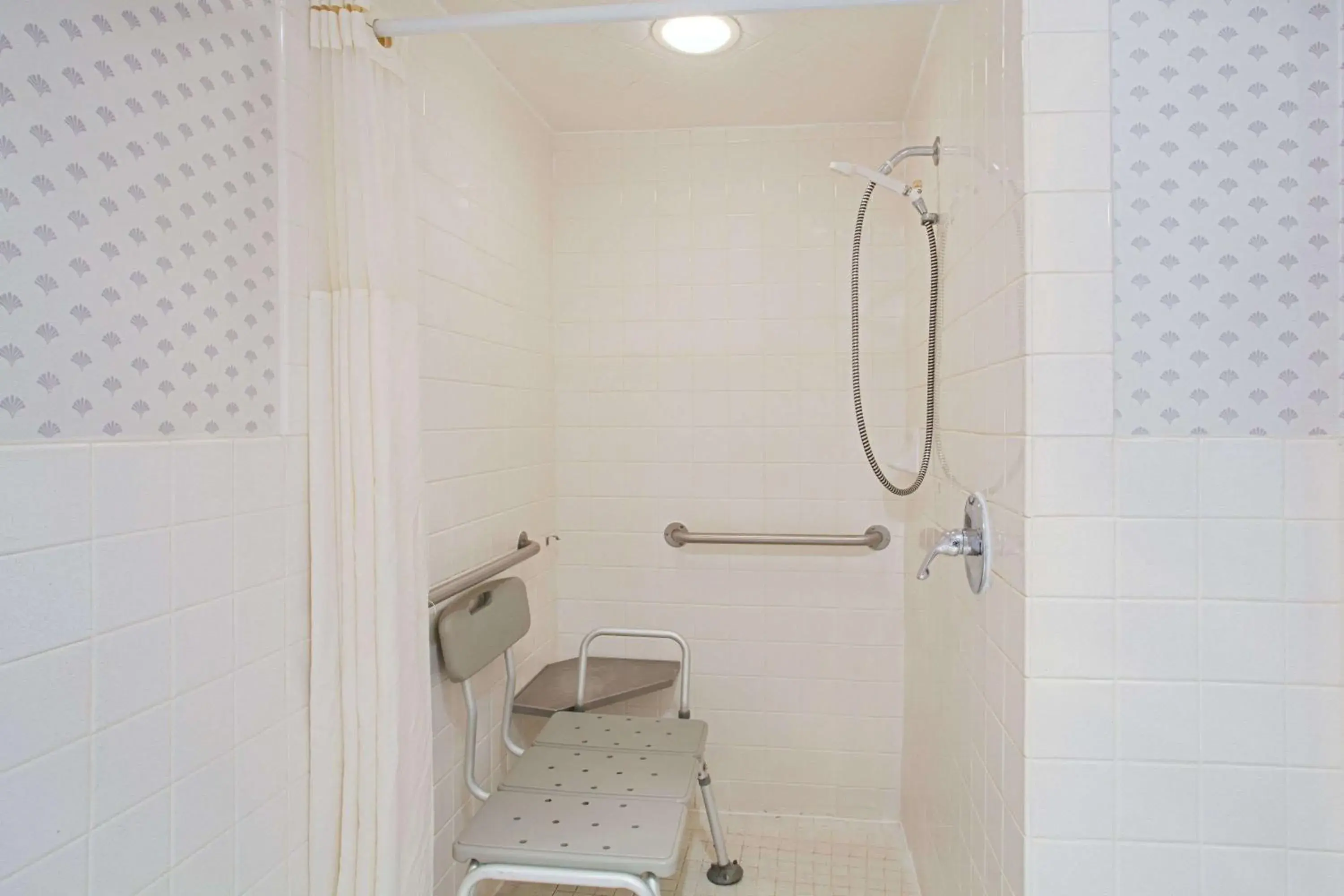 Queen Room - Disability Access - Non-Smoking in Super 8 by Wyndham Oroville Queen Room - Disability Access - Non-Smoking in Super 8 by Wyndham Oroville