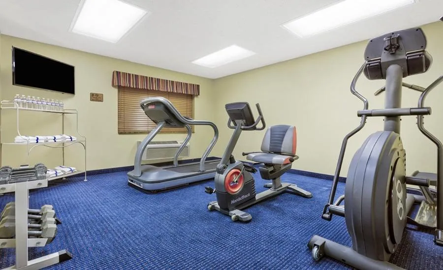 Fitness centre/facilities in AmericInn by Wyndham Vidalia