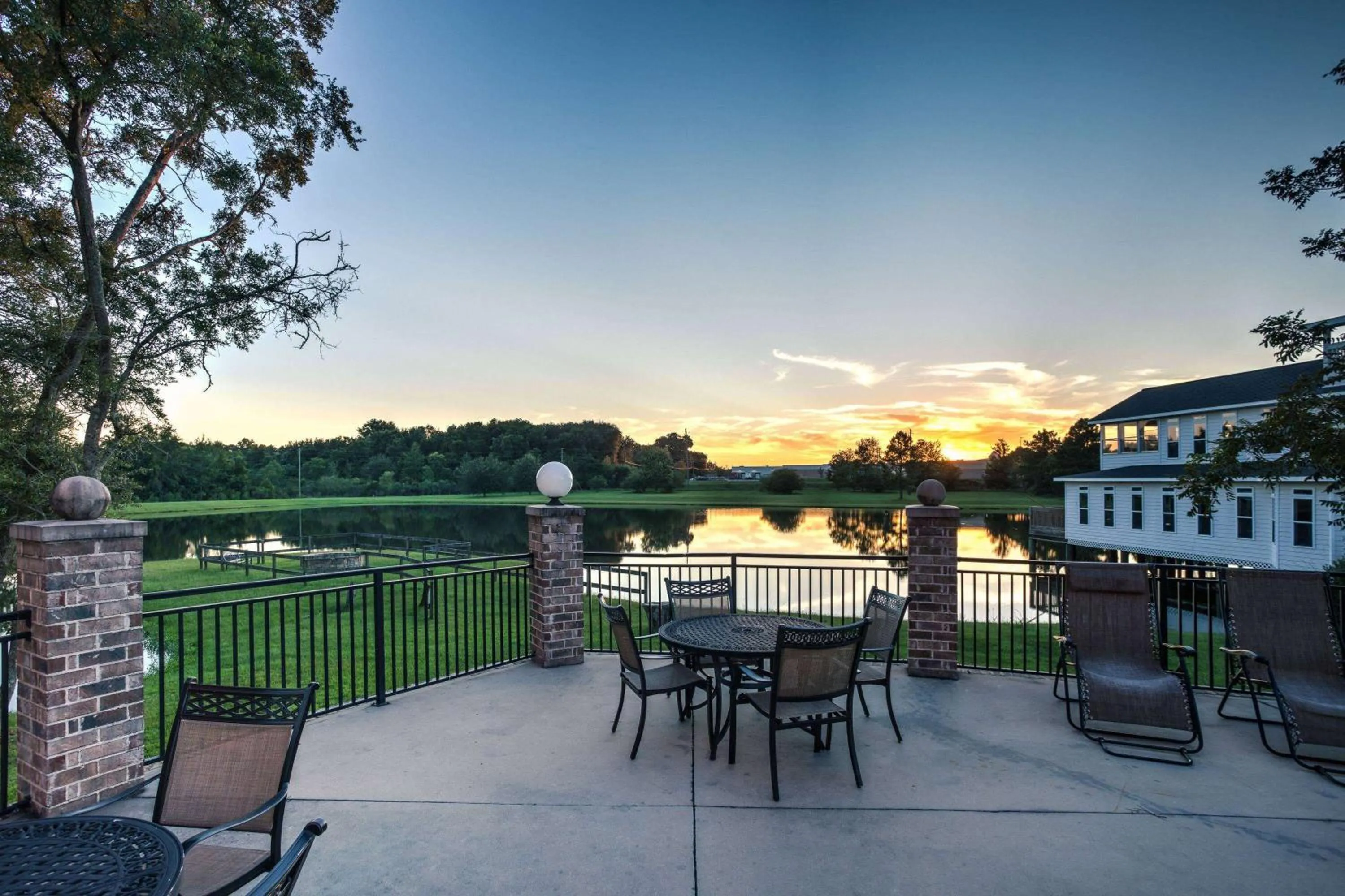 Inner courtyard view in AmericInn by Wyndham Vidalia