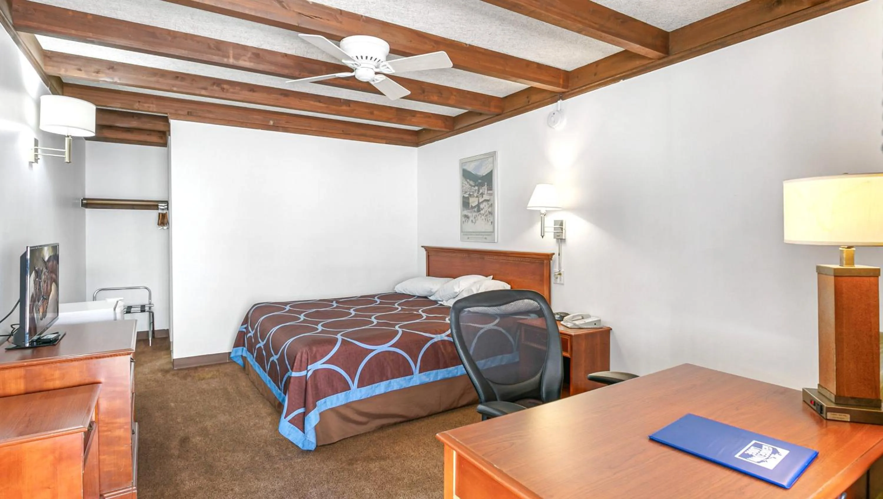 Photo of the whole room, Bed in Georgetown Lodge