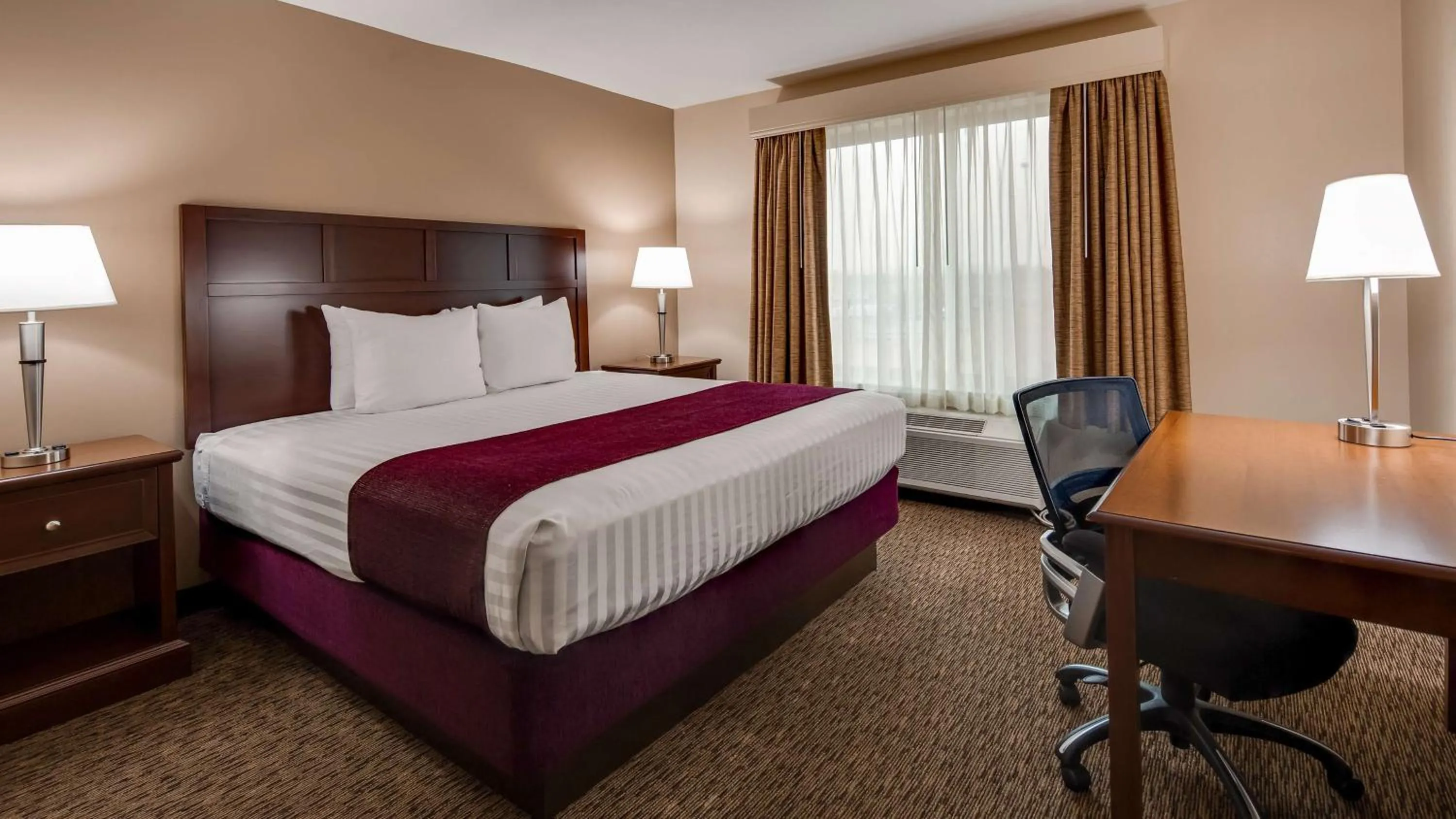 Bedroom, Bed in Best Western Plus Grapevine Inn