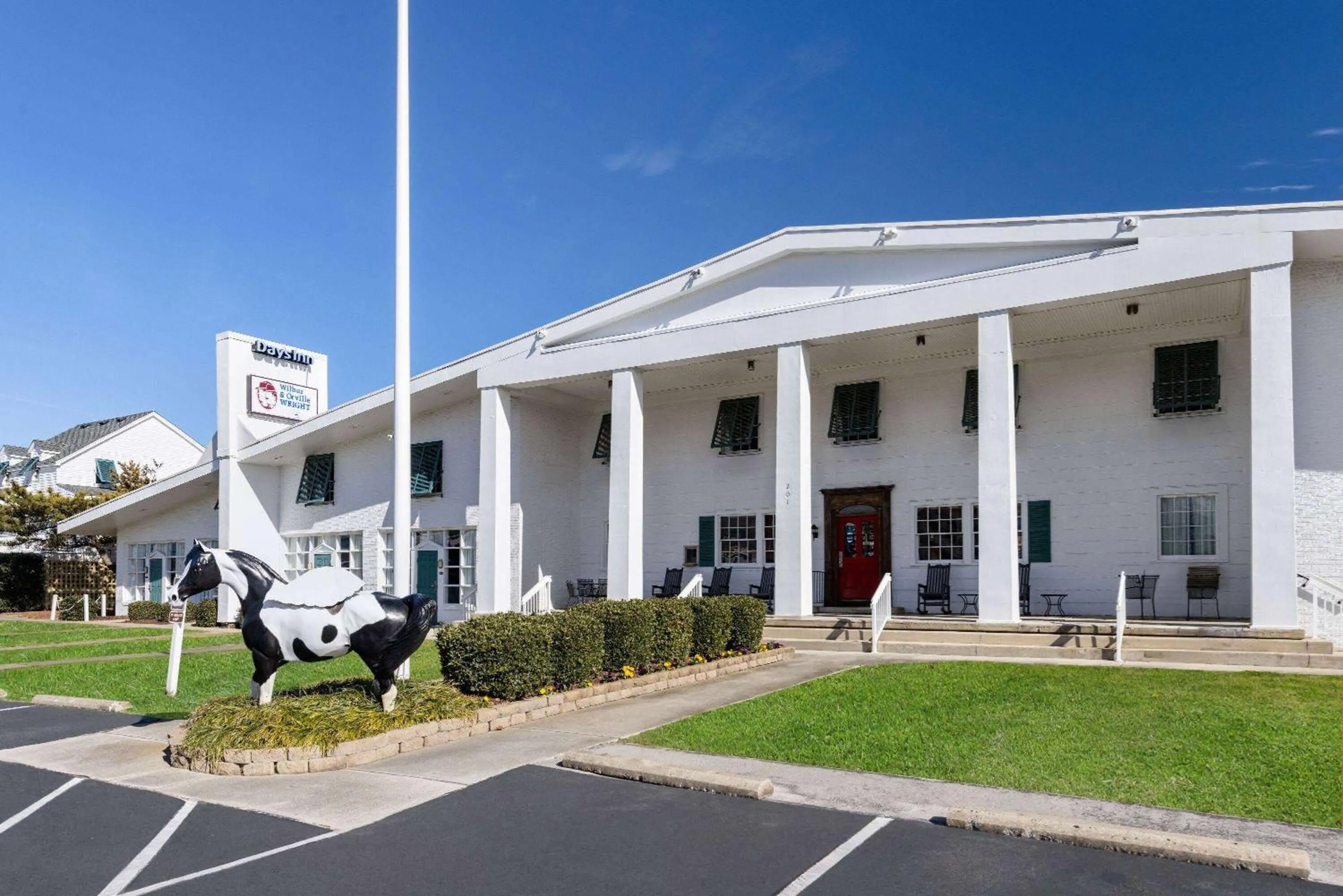 Property building in Days Inn by Wyndham Kill Devil Hills Oceanfront - Wilbur