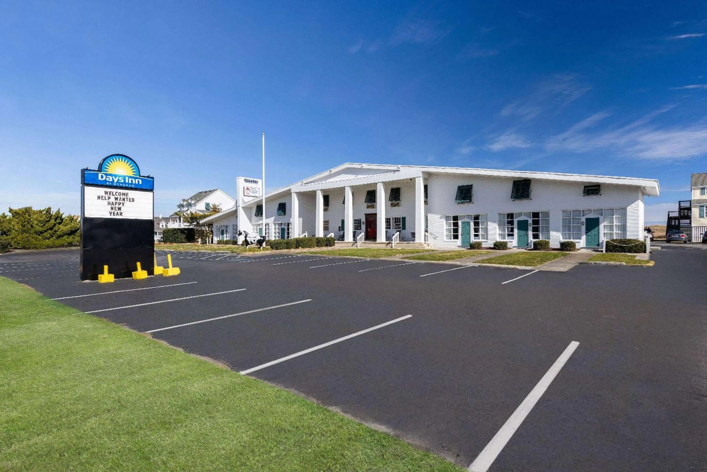 Property building in Days Inn by Wyndham Kill Devil Hills Oceanfront - Wilbur