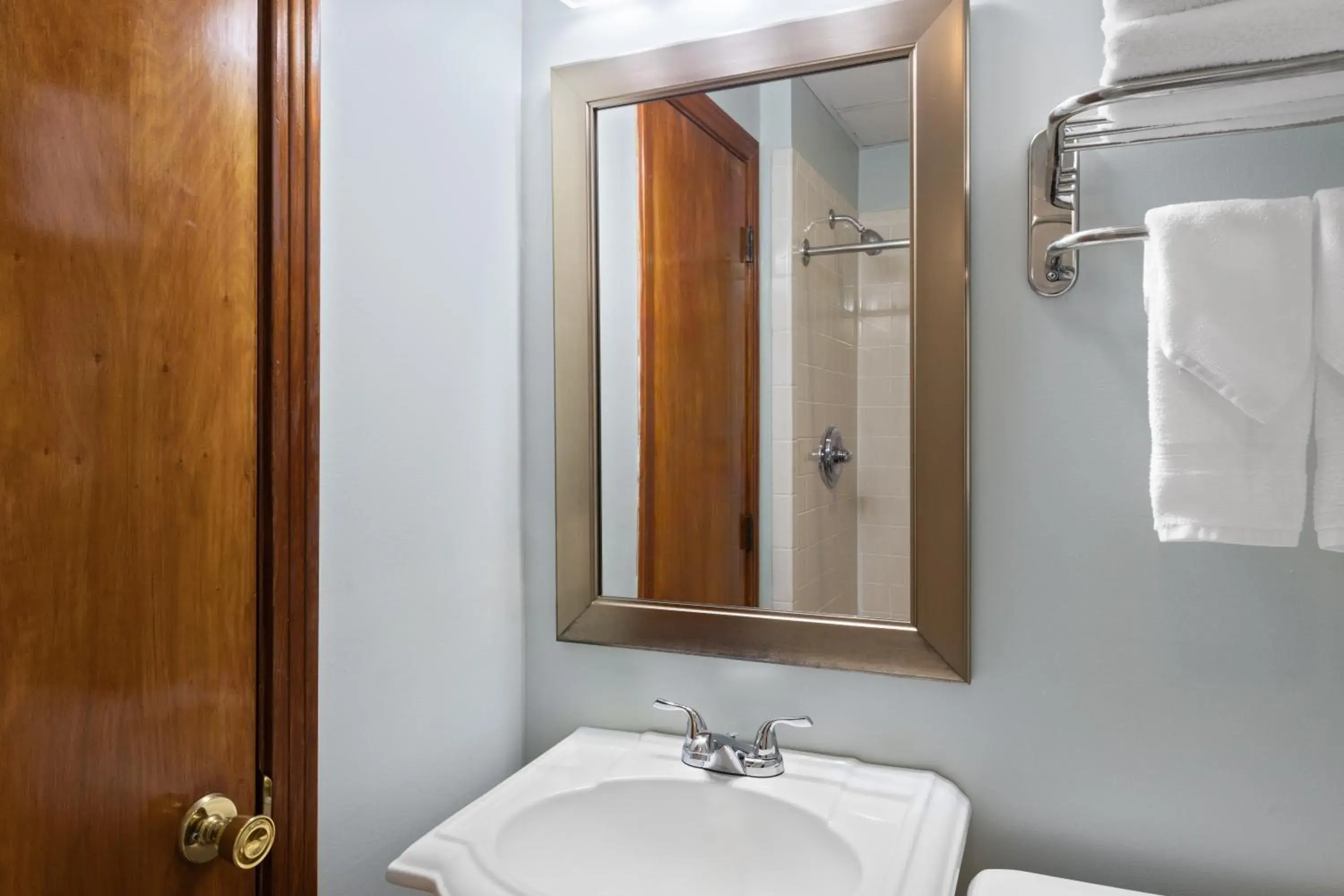 Double Room with Two Double Beds - Non-Smoking First or Second Floor in Days Inn by Wyndham Kill Devil Hills Oceanfront - Wilbur Double Room with Two Double Beds - Non-Smoking First or Second Floor in Days Inn by Wyndham Kill Devil Hills Oceanfront - Wilbur