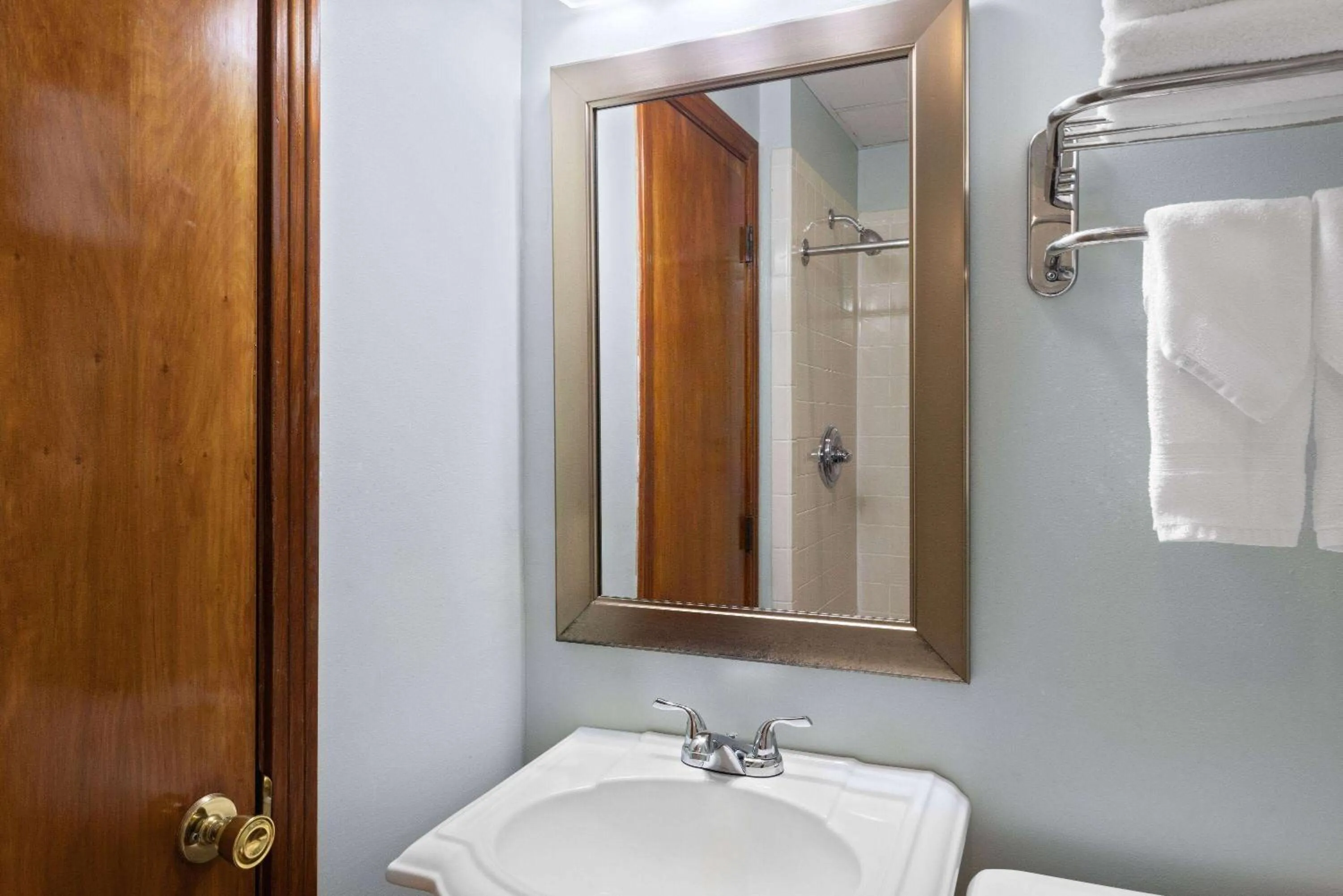 TV and multimedia in Days Inn by Wyndham Kill Devil Hills Oceanfront - Wilbur