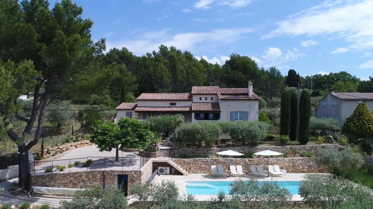 Property building in Le Clos en Provence