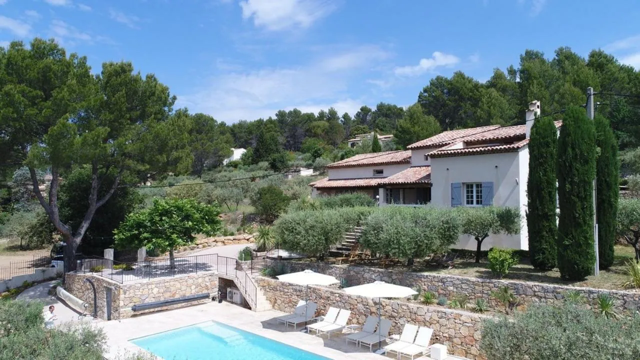 Property building in Le Clos en Provence