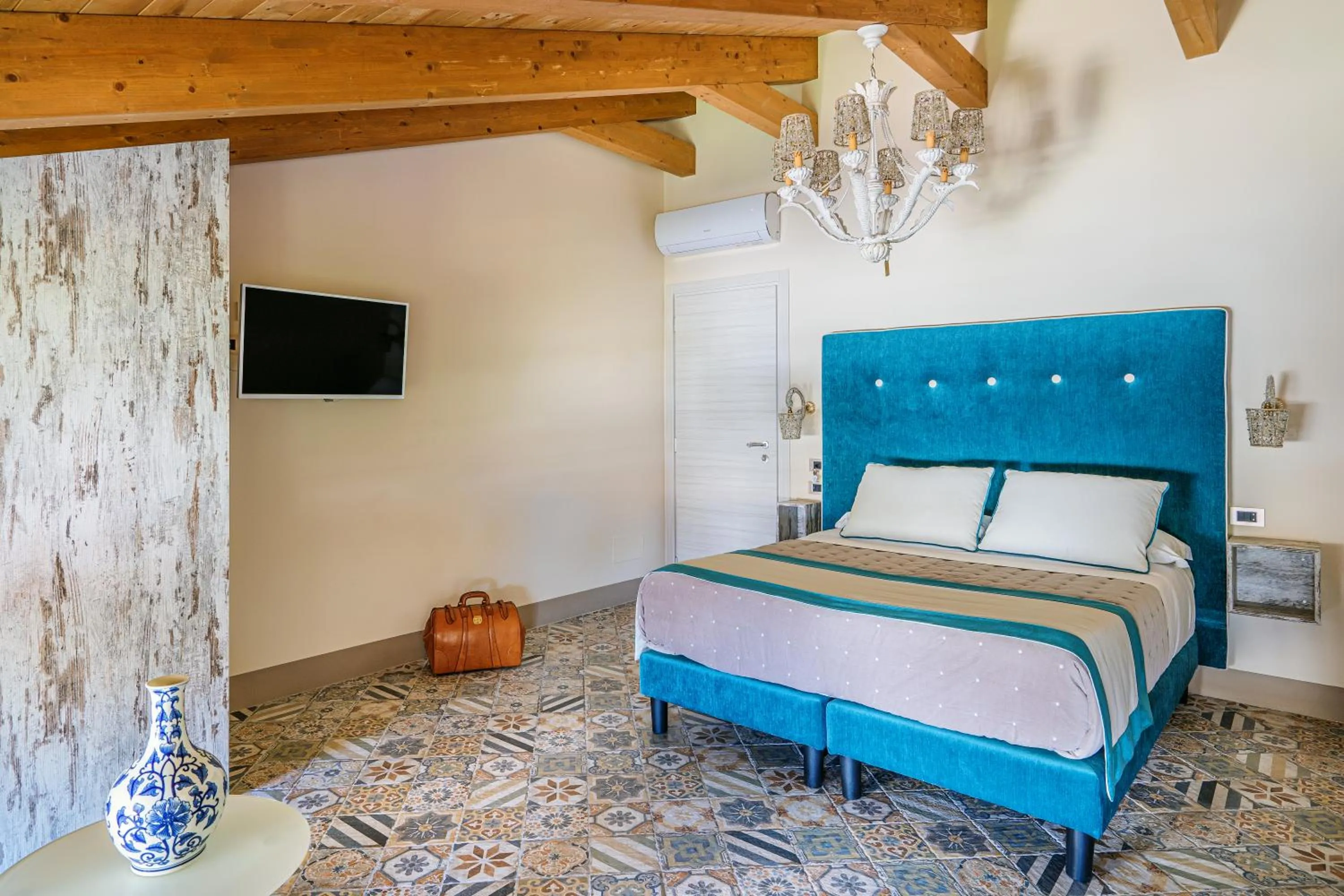 Bed in DON GIULIO LUXURY ROOMS jacuzzi