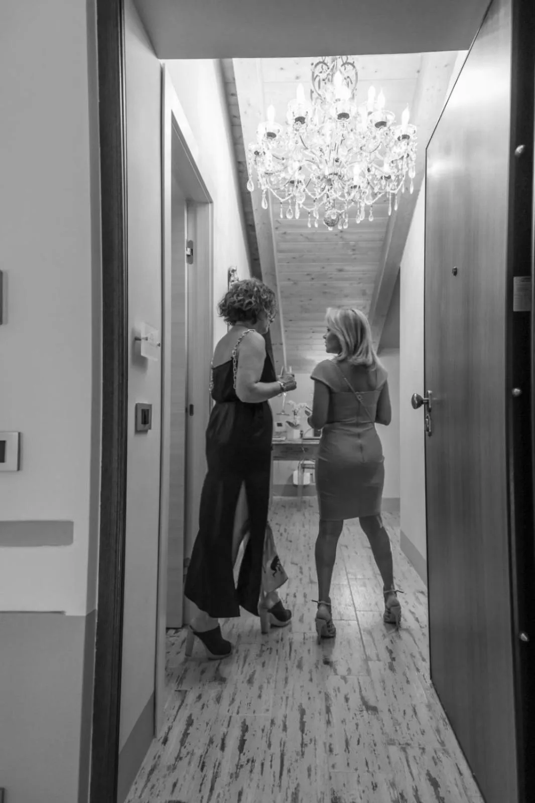 People in DON GIULIO LUXURY ROOMS jacuzzi