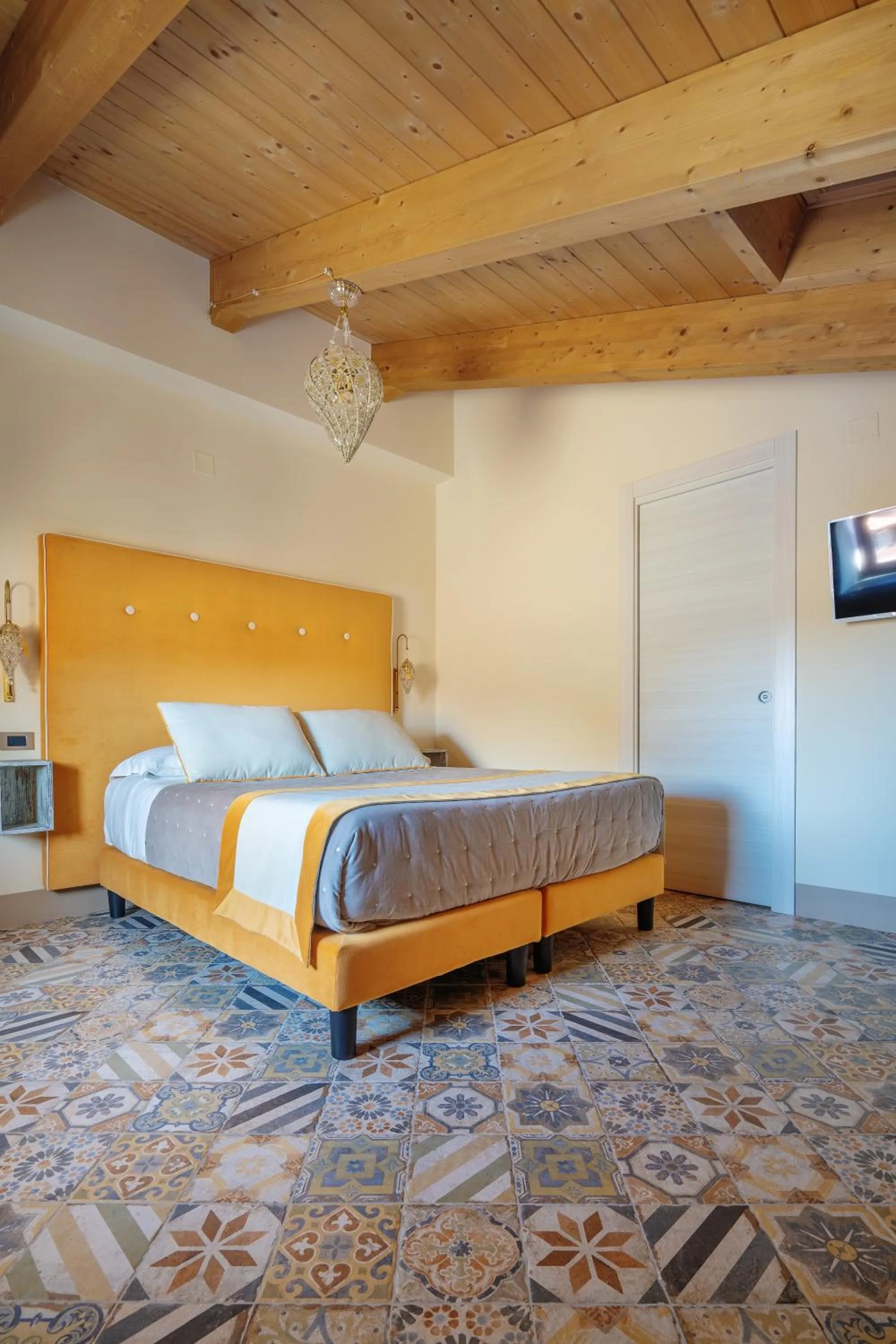 Bed in DON GIULIO LUXURY ROOMS jacuzzi