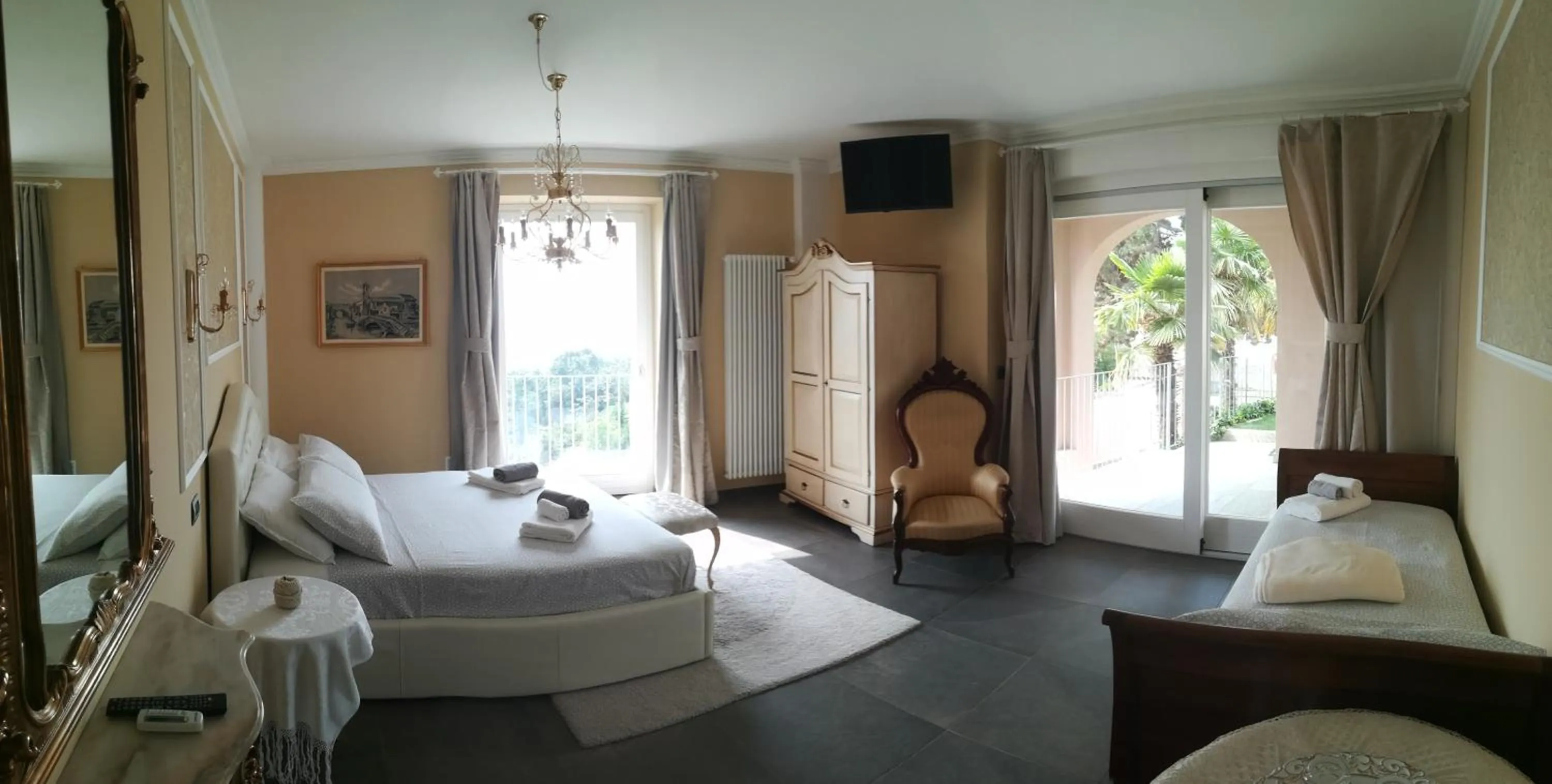 Photo of the whole room, Bed in B&B Villa Antilia