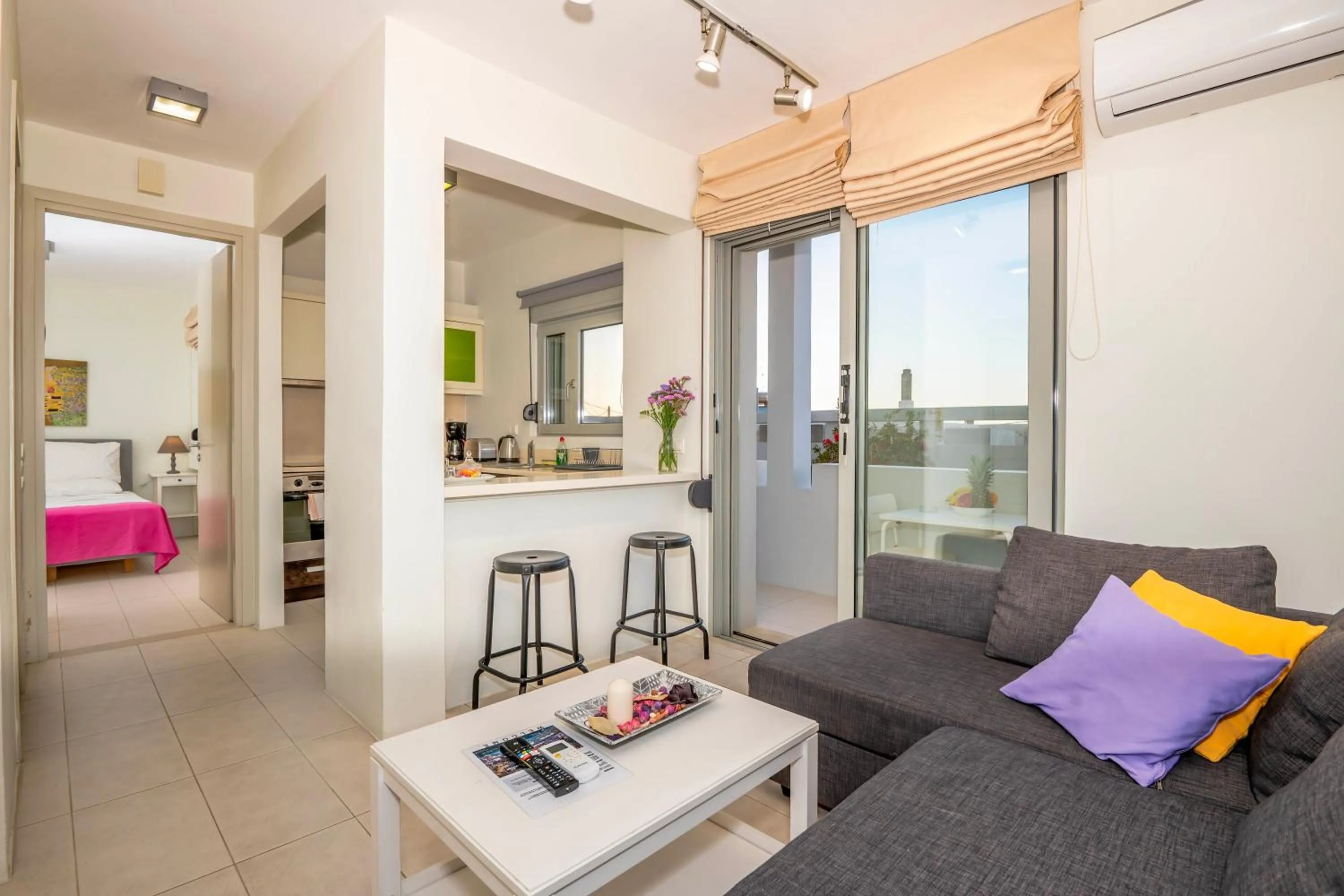 Living room, Bed in VIVIAN Art Apartments