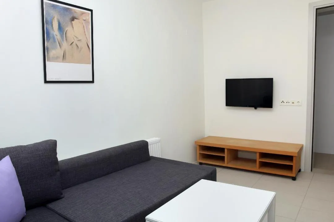 Communal lounge/ TV room in VIVIAN Art Apartments