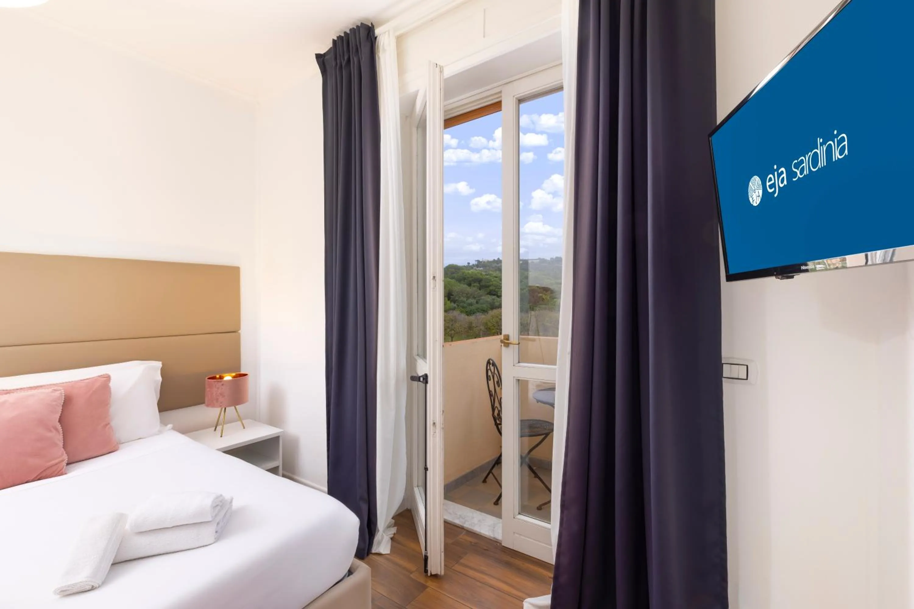 Bed in Mapi’s Rooms