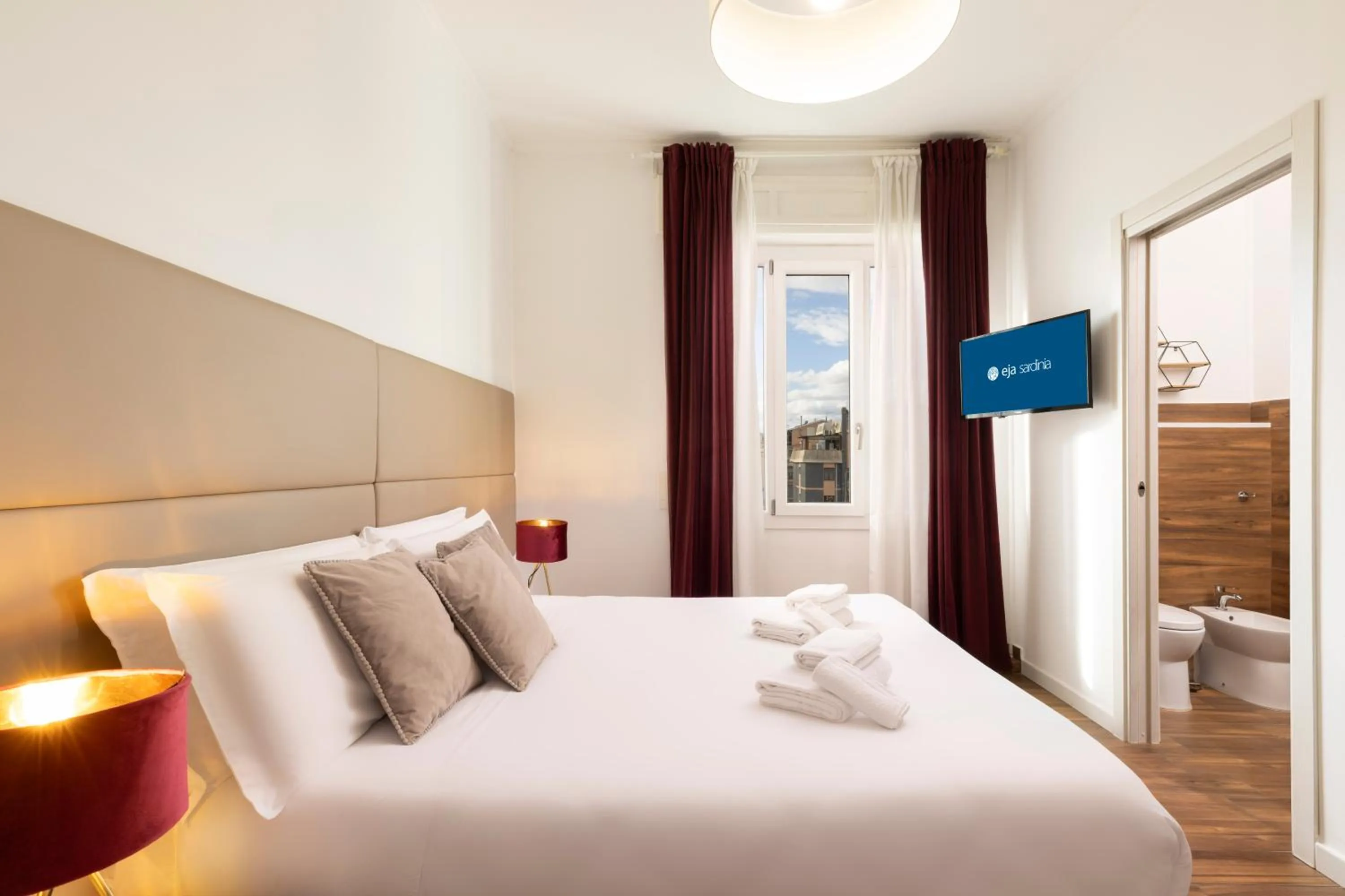 Toilet, Bed in Mapi’s Rooms